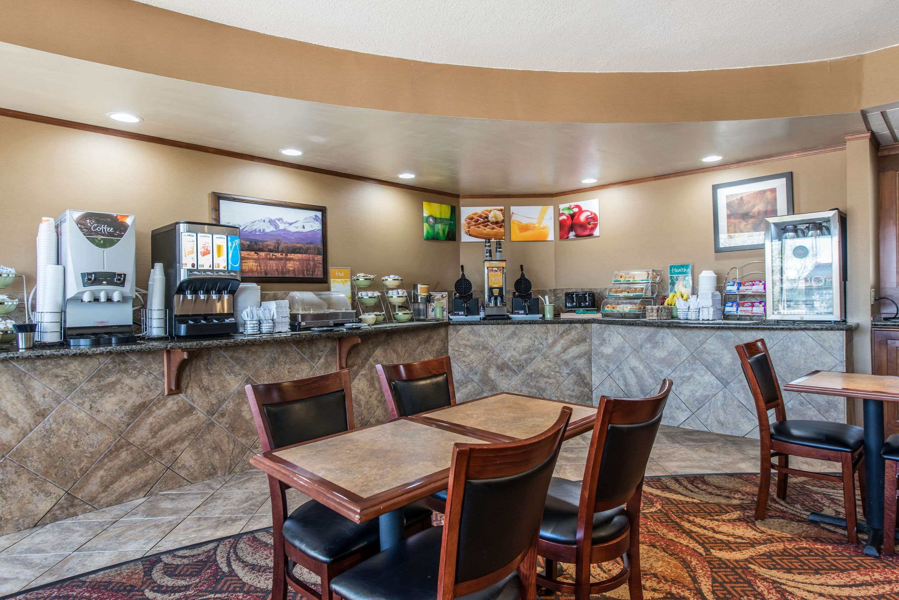 Hotel breakfast area | Quality Inn South Colorado Springs