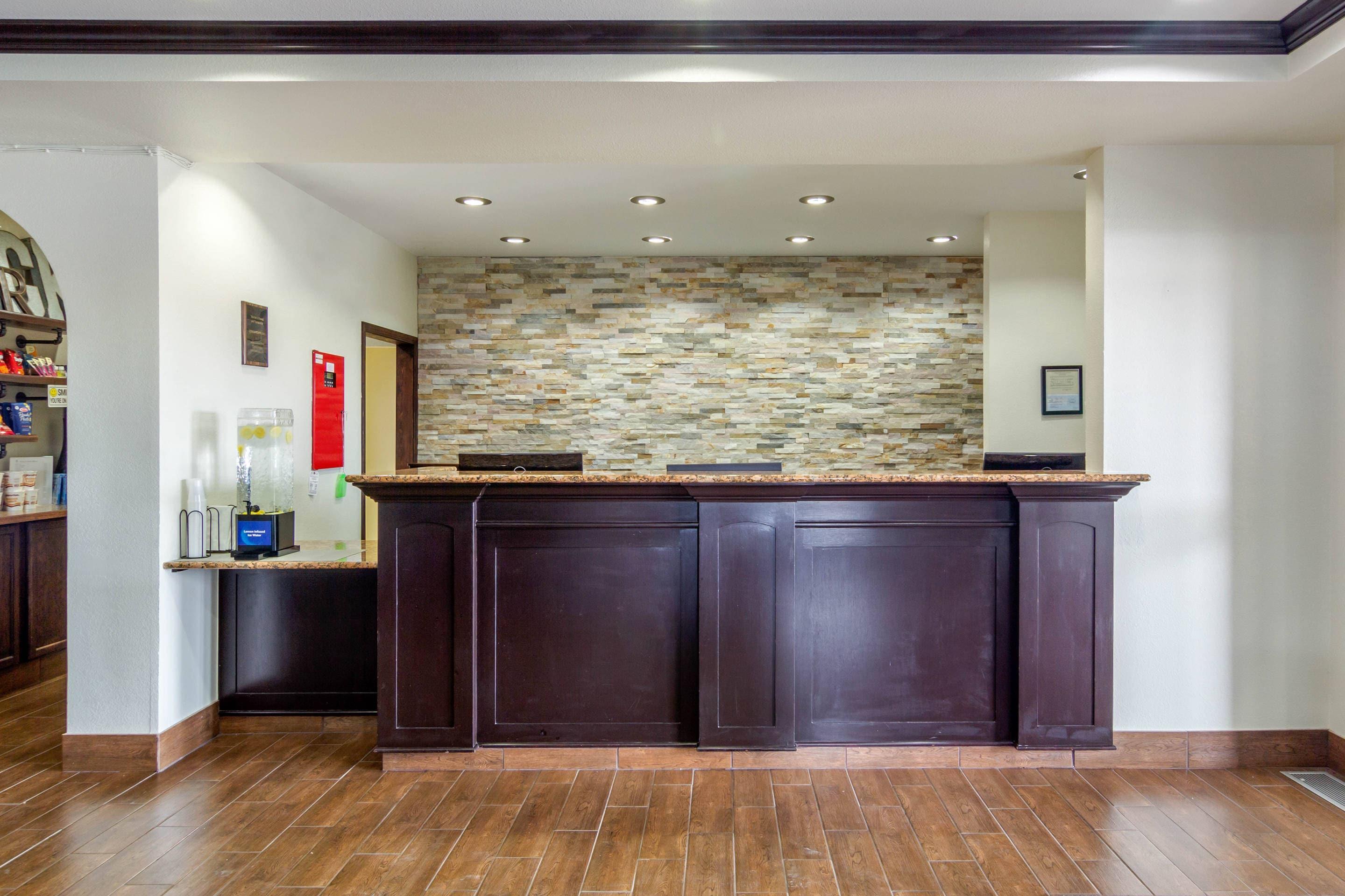 Hotel lobby | Comfort Inn Sterling