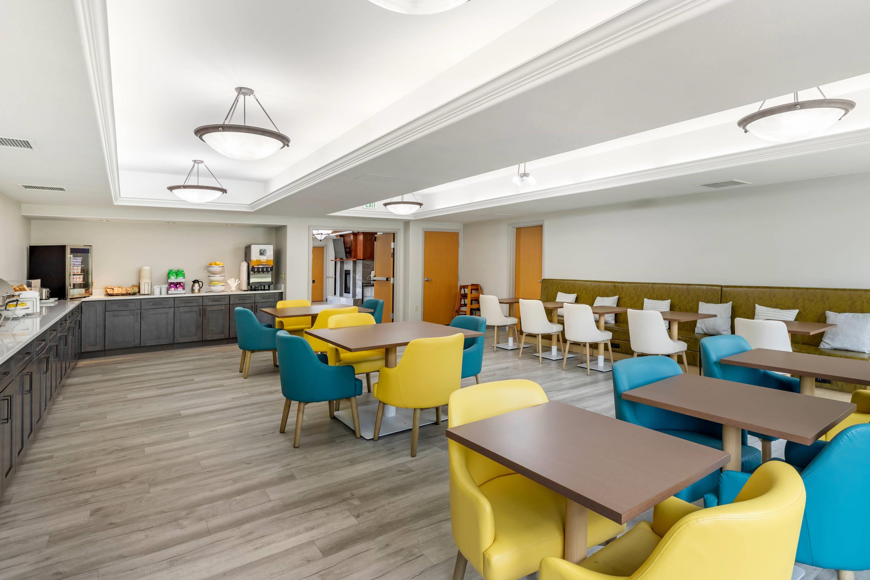 Enjoy breakfast in this seating area | Comfort Inn & Suites Glenwood Springs On The River