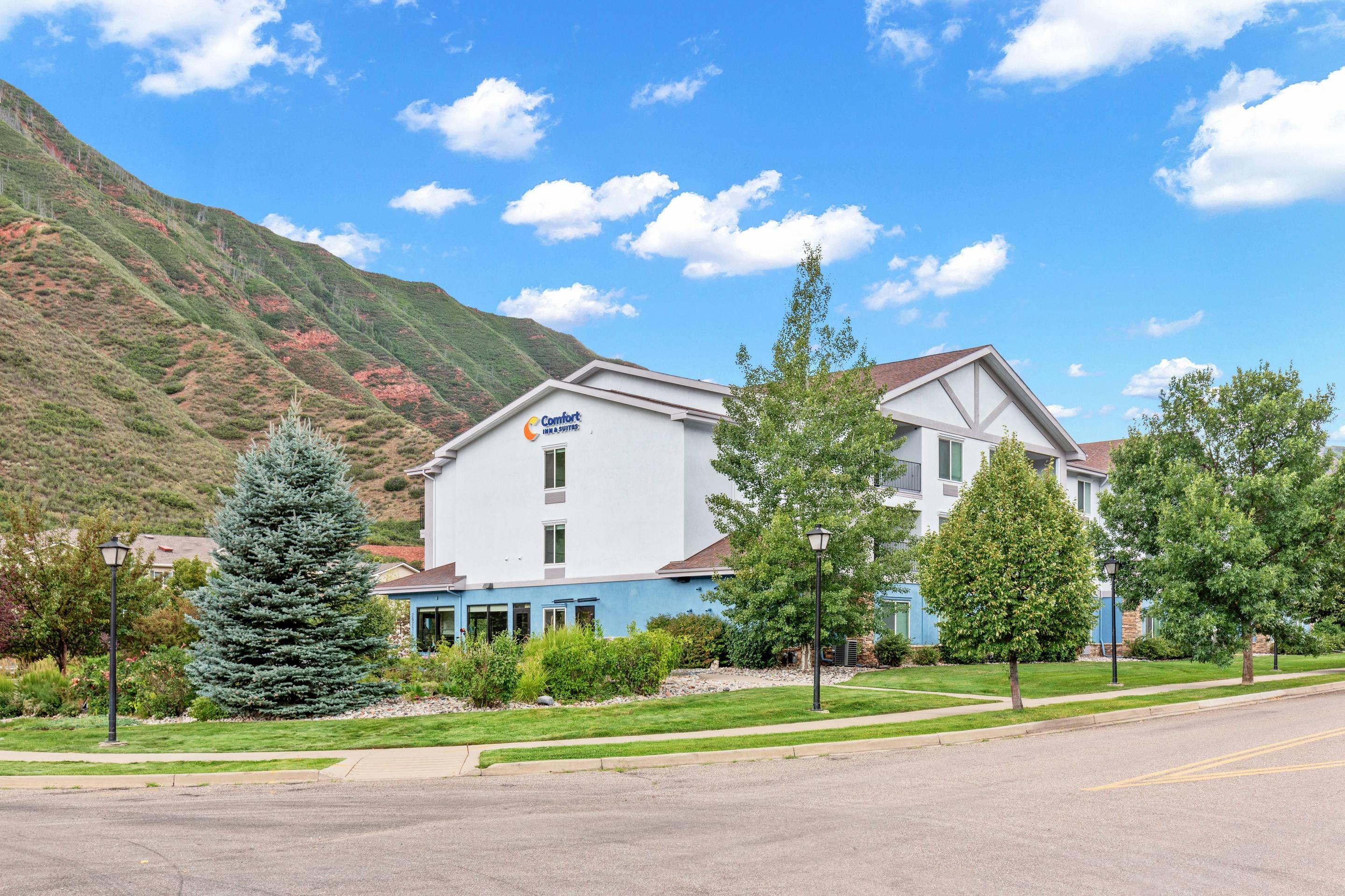 Hotel exterior | Comfort Inn & Suites Glenwood Springs On The River
