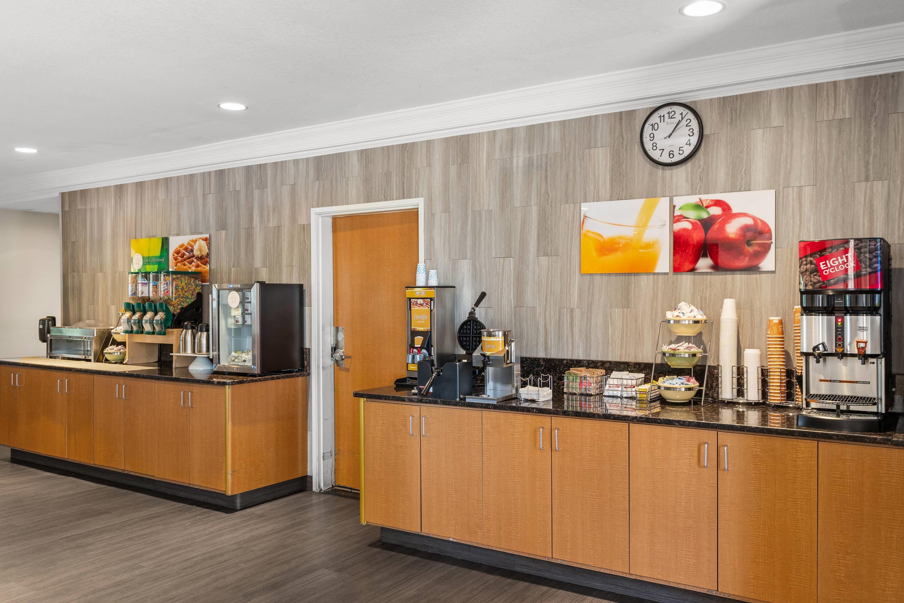 Breakfast area | Quality Inn & Suites Denver International Airport