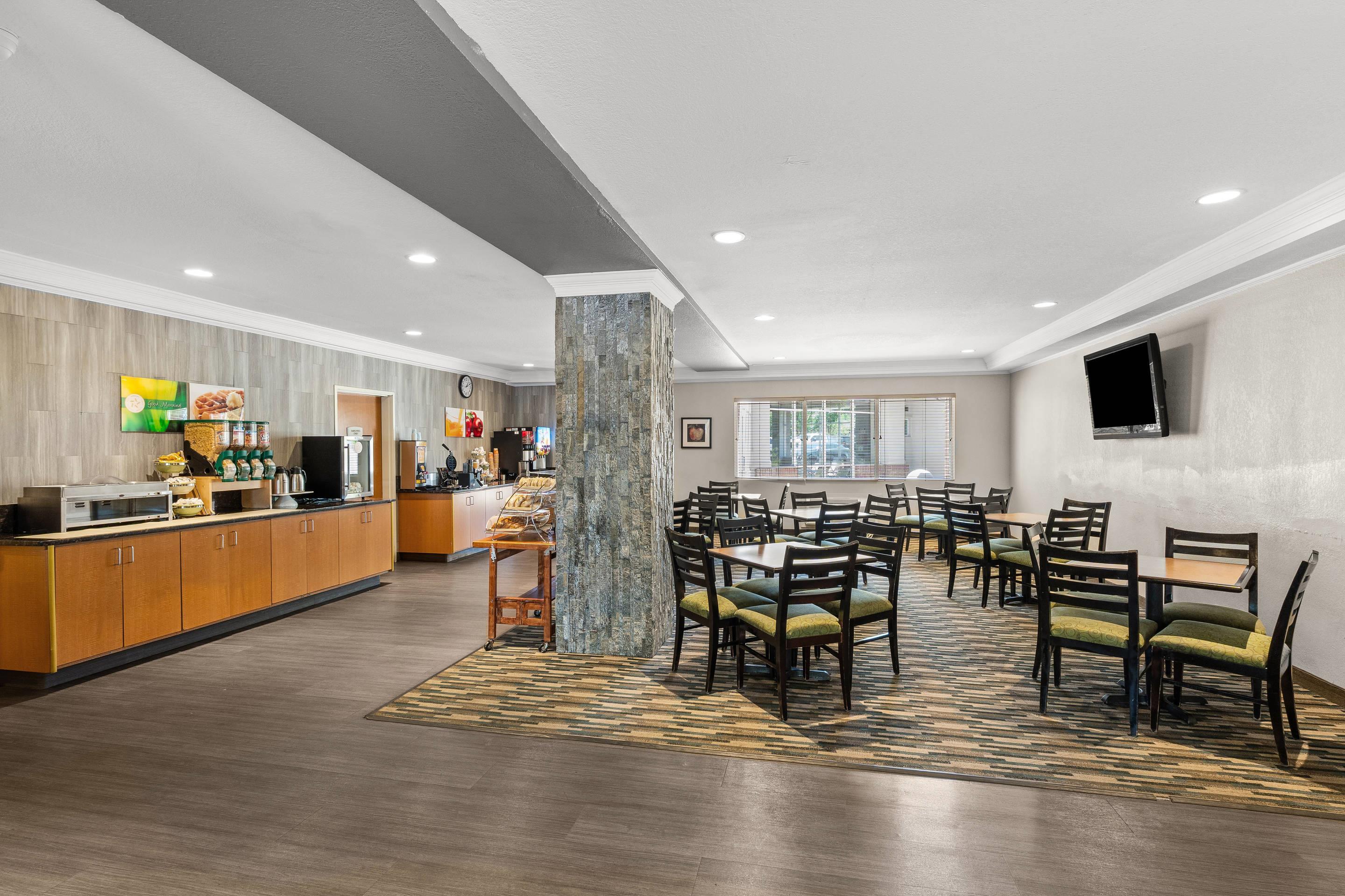 Breakfast area | Quality Inn & Suites Denver International Airport