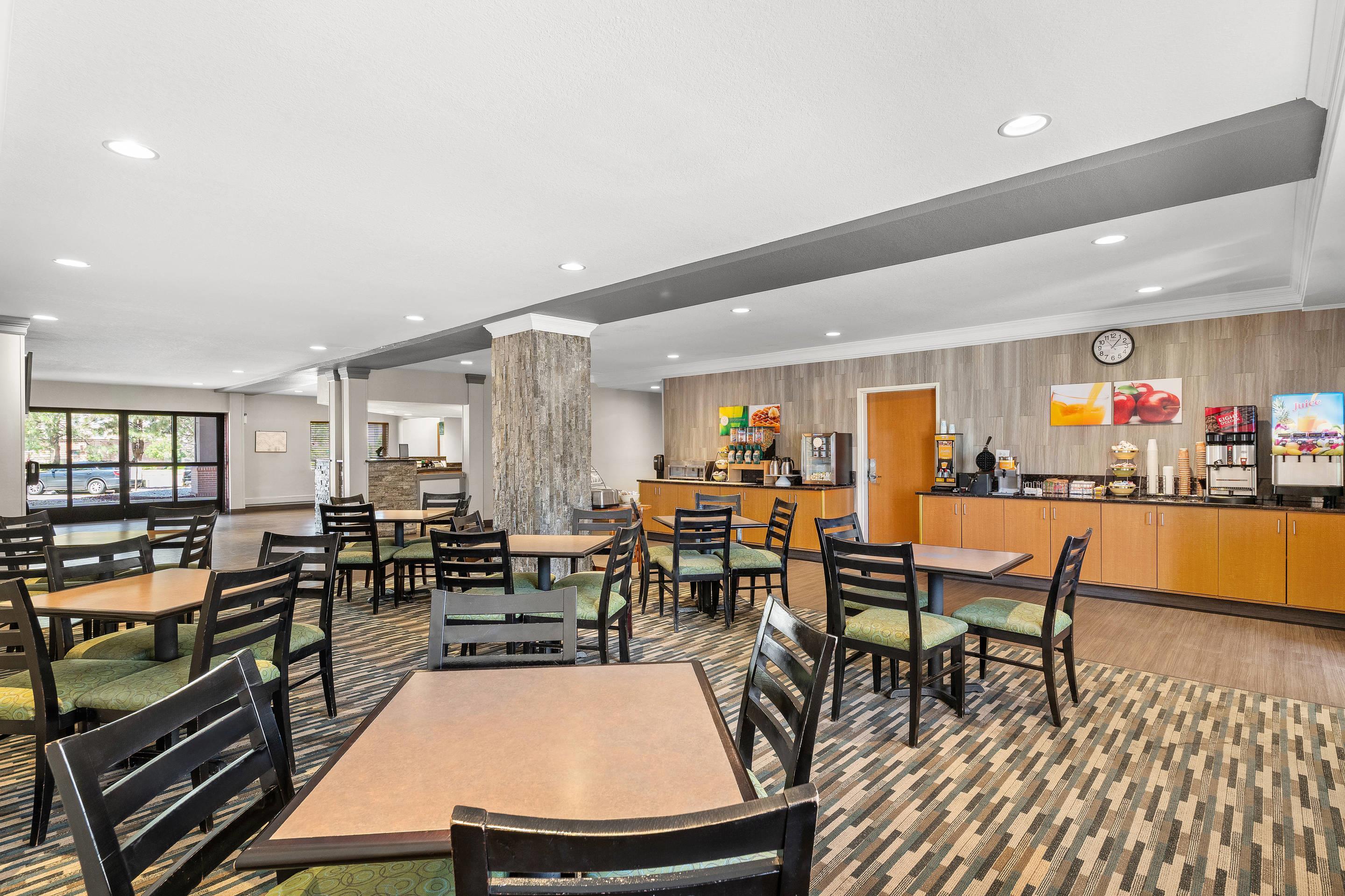 Breakfast area | Quality Inn & Suites Denver International Airport