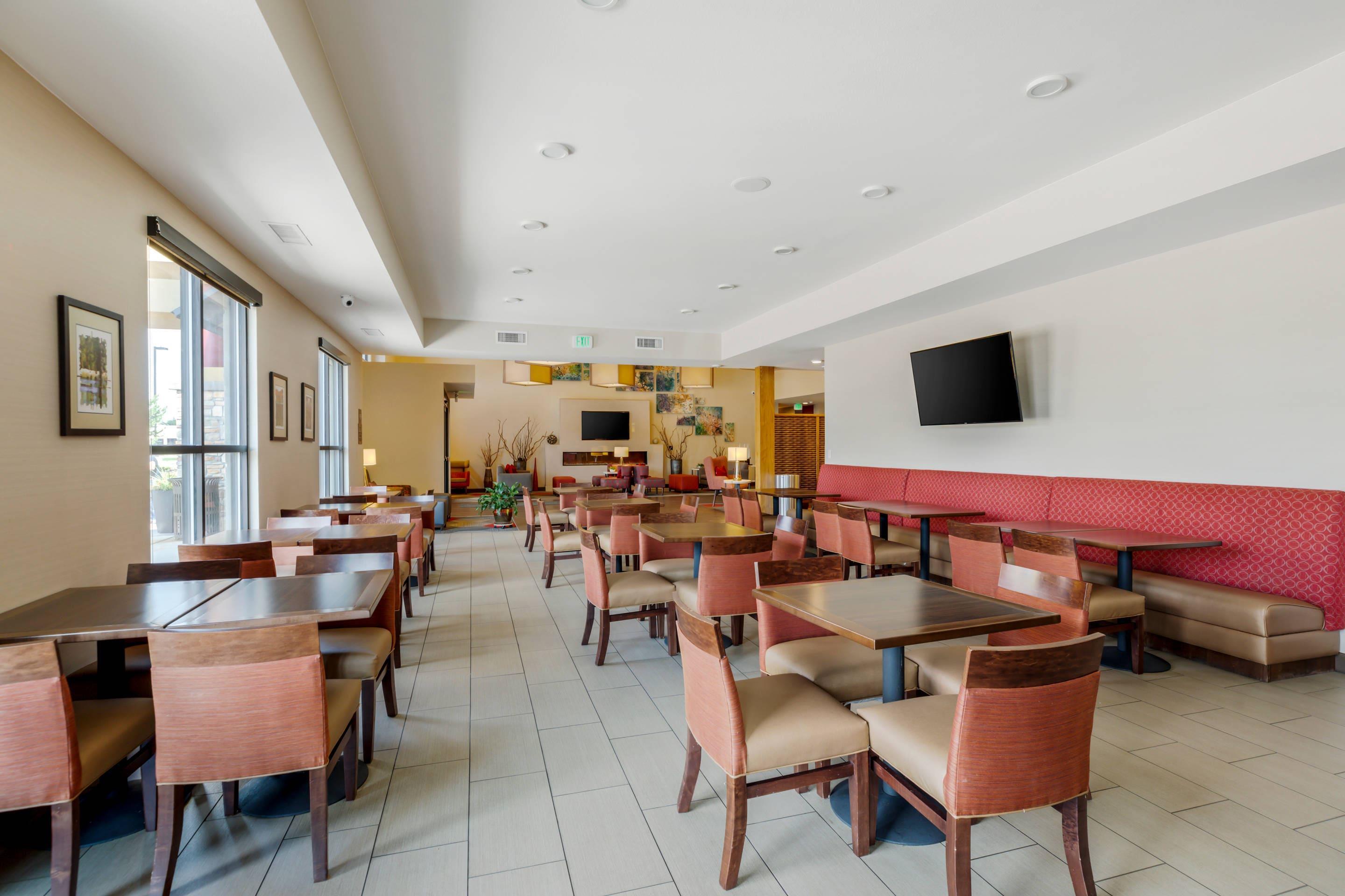 Enjoy breakfast in this seating area | Comfort Suites Loveland