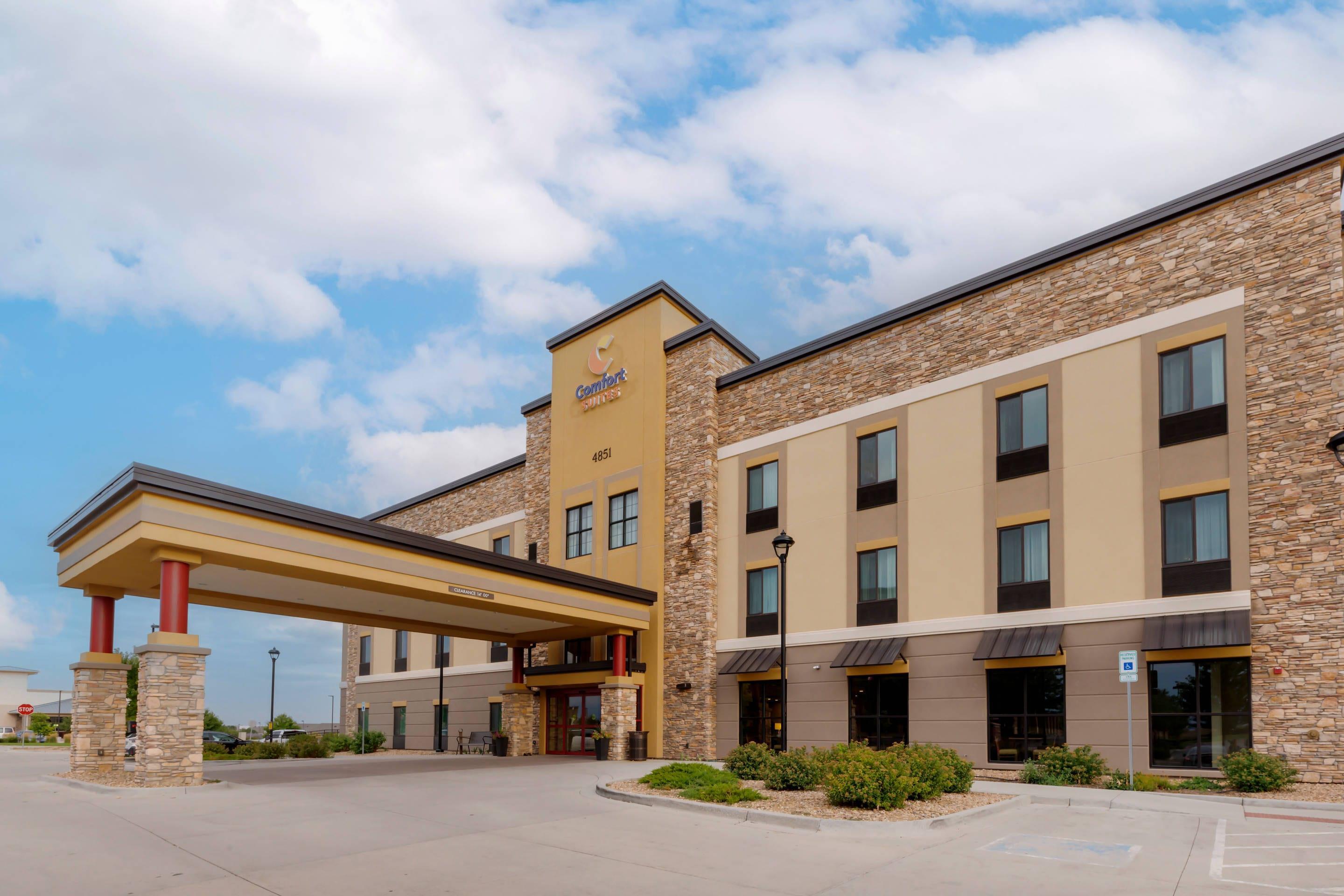 Hotel exterior | Comfort Suites Loveland
