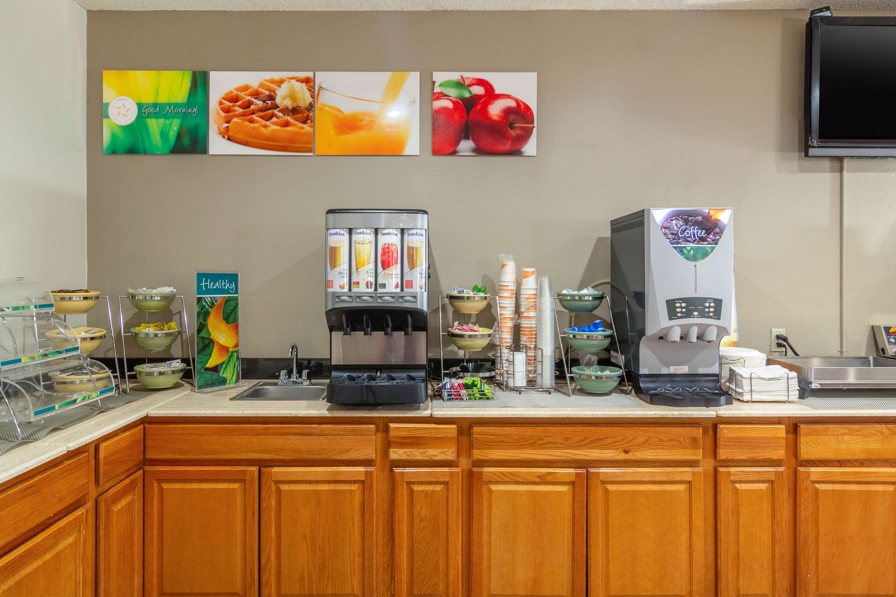 Breakfast counter | Spark by Hilton Lakewood Denver Southwest