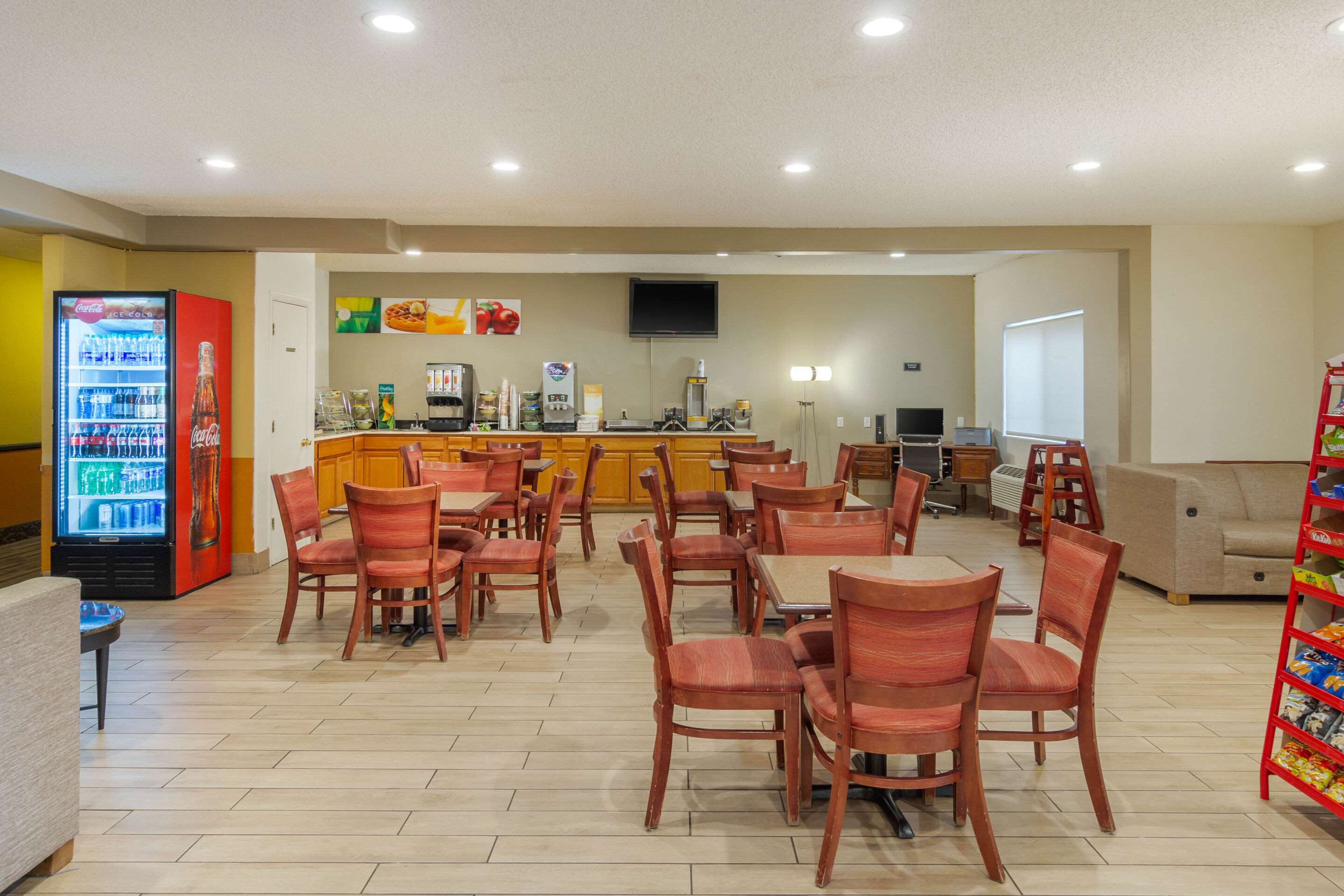 Breakfast area | Spark by Hilton Lakewood Denver Southwest