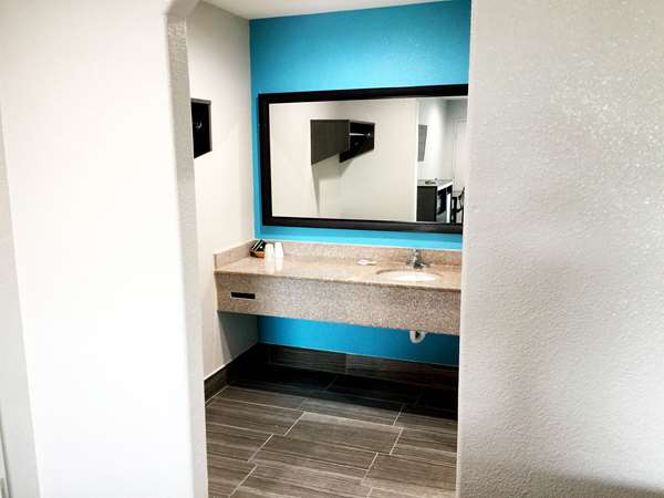  - Americas Best Value Inn Mont Belvieu - I-10, Exit 797 & 798