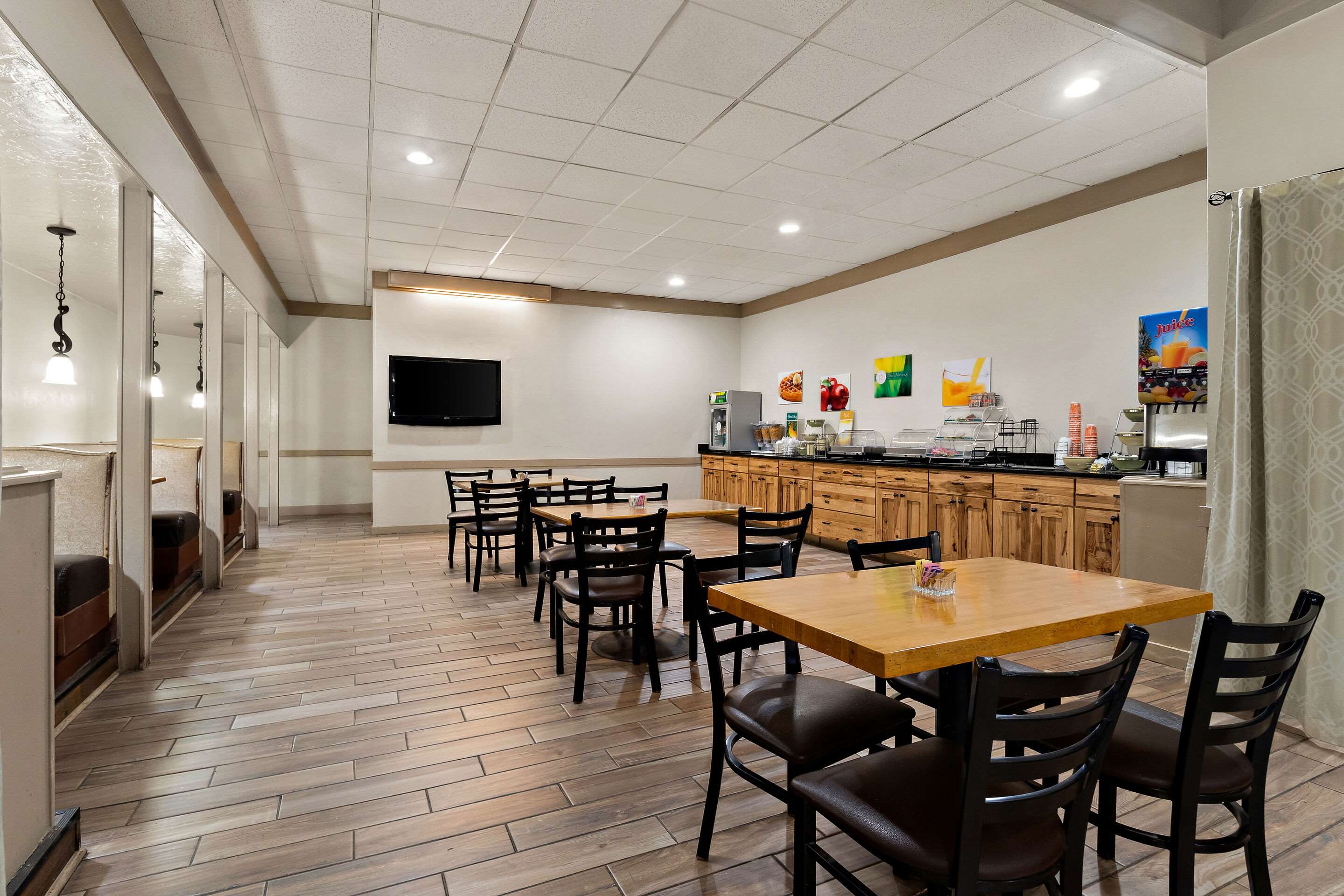 Enjoy breakfast in this seating area | Quality Inn & Suites