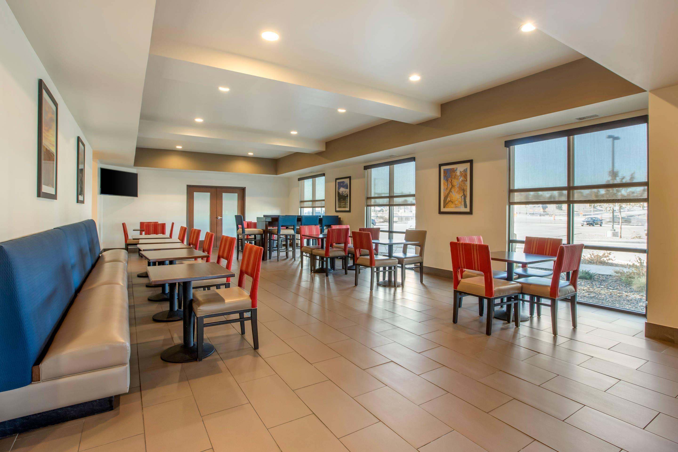 Breakfast area | MainStay Suites Near Denver Downtown