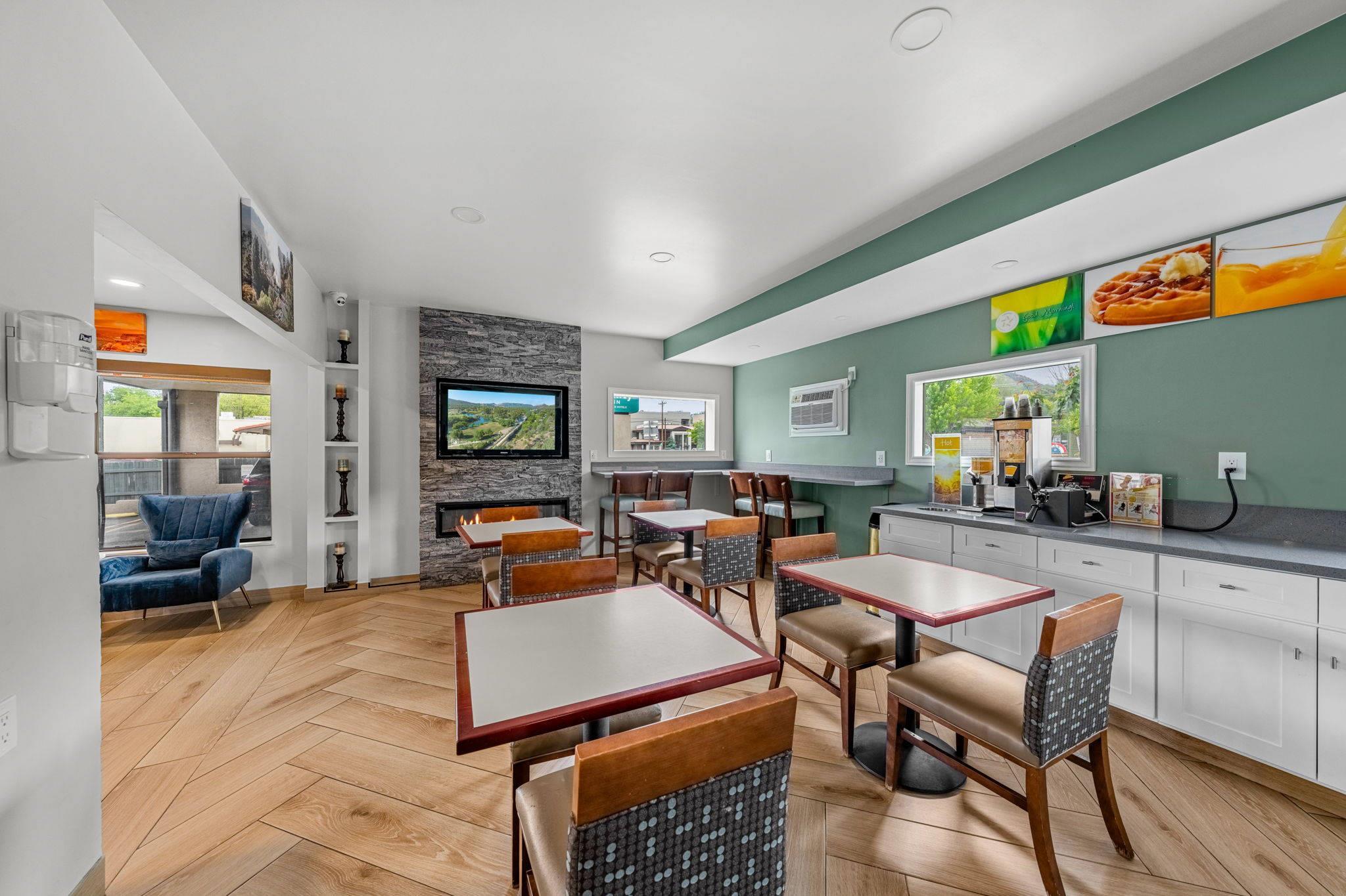 Breakfast area | Quality Inn Durango