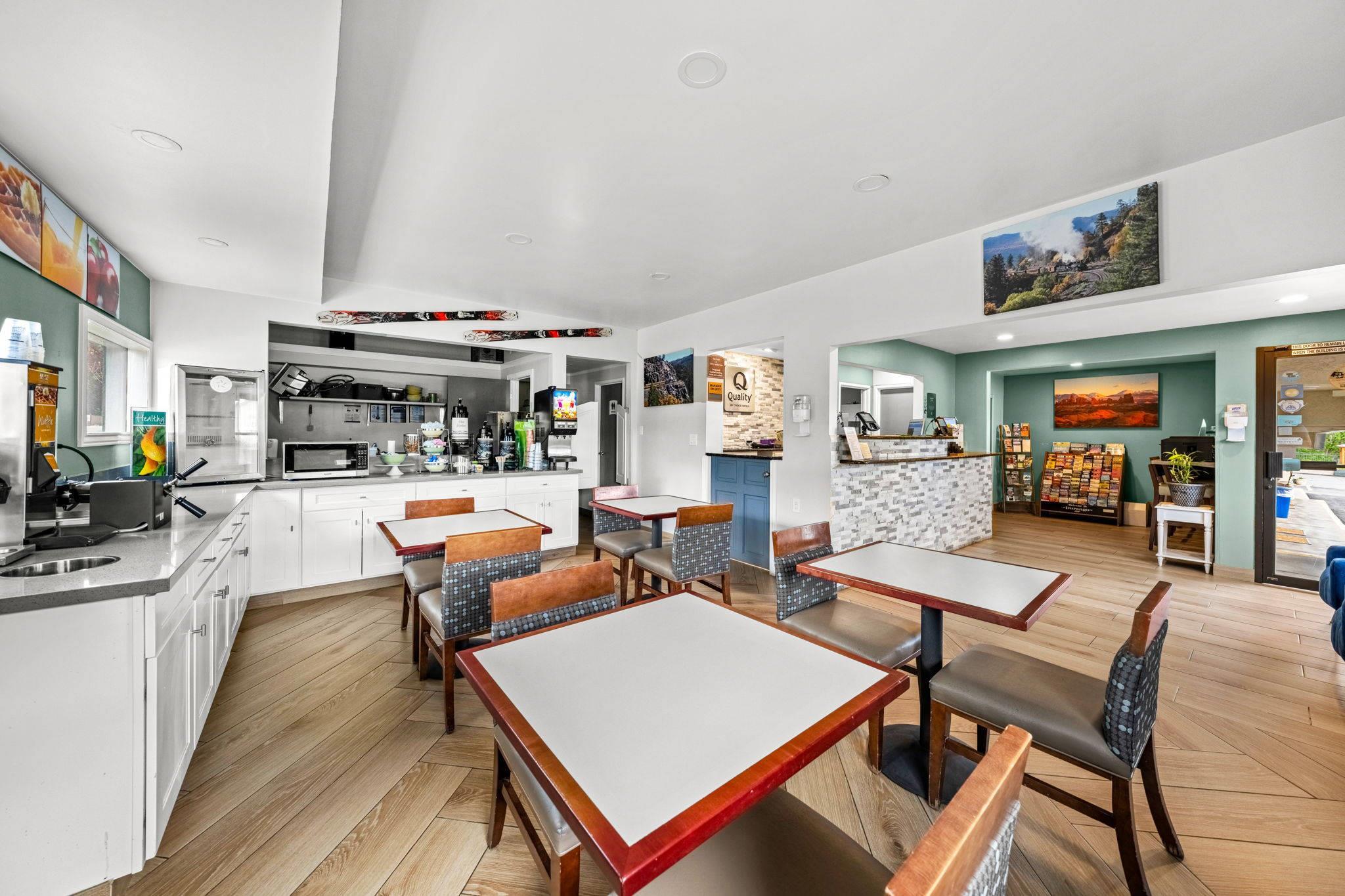 Breakfast area | Quality Inn Durango