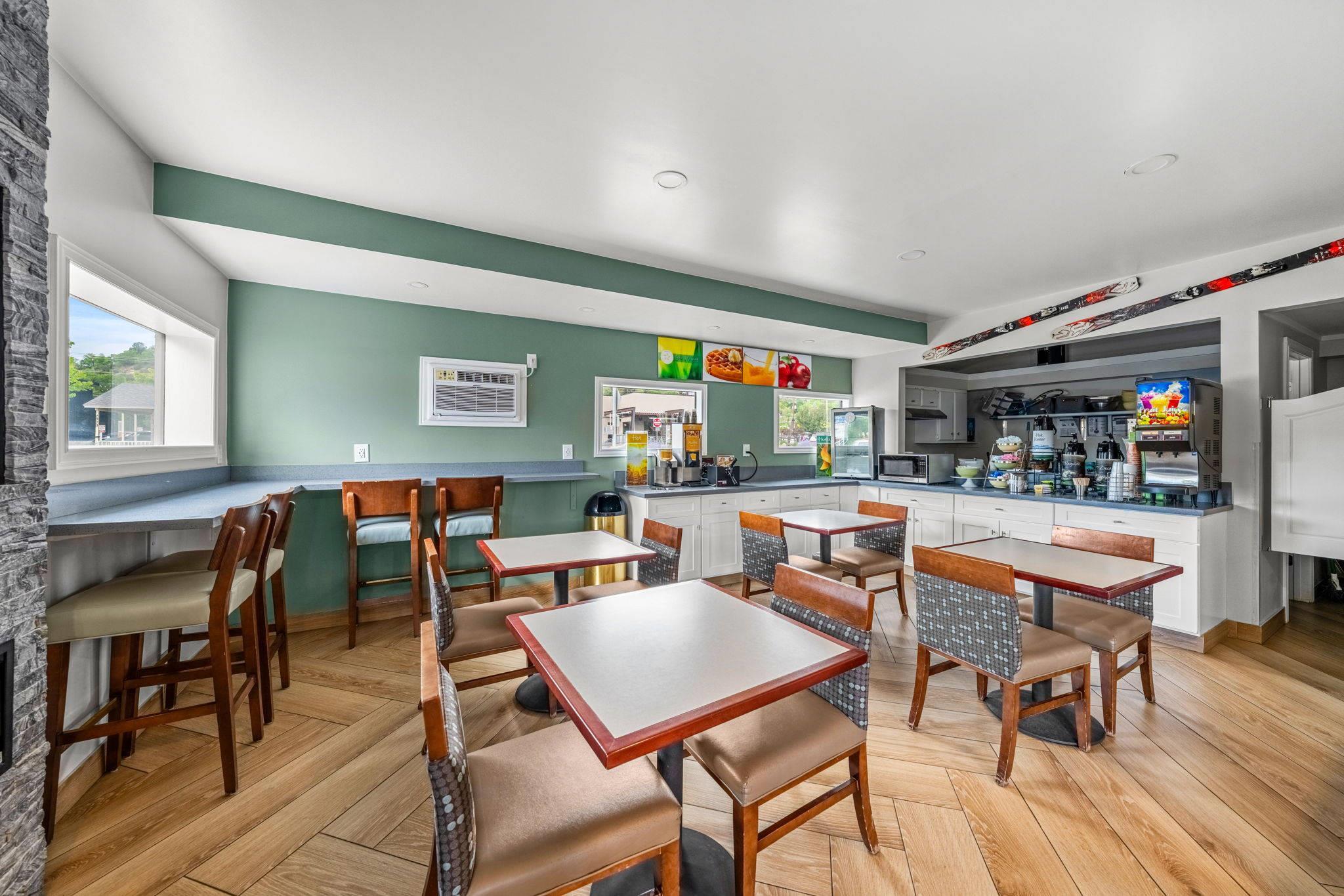 Breakfast area | Quality Inn Durango