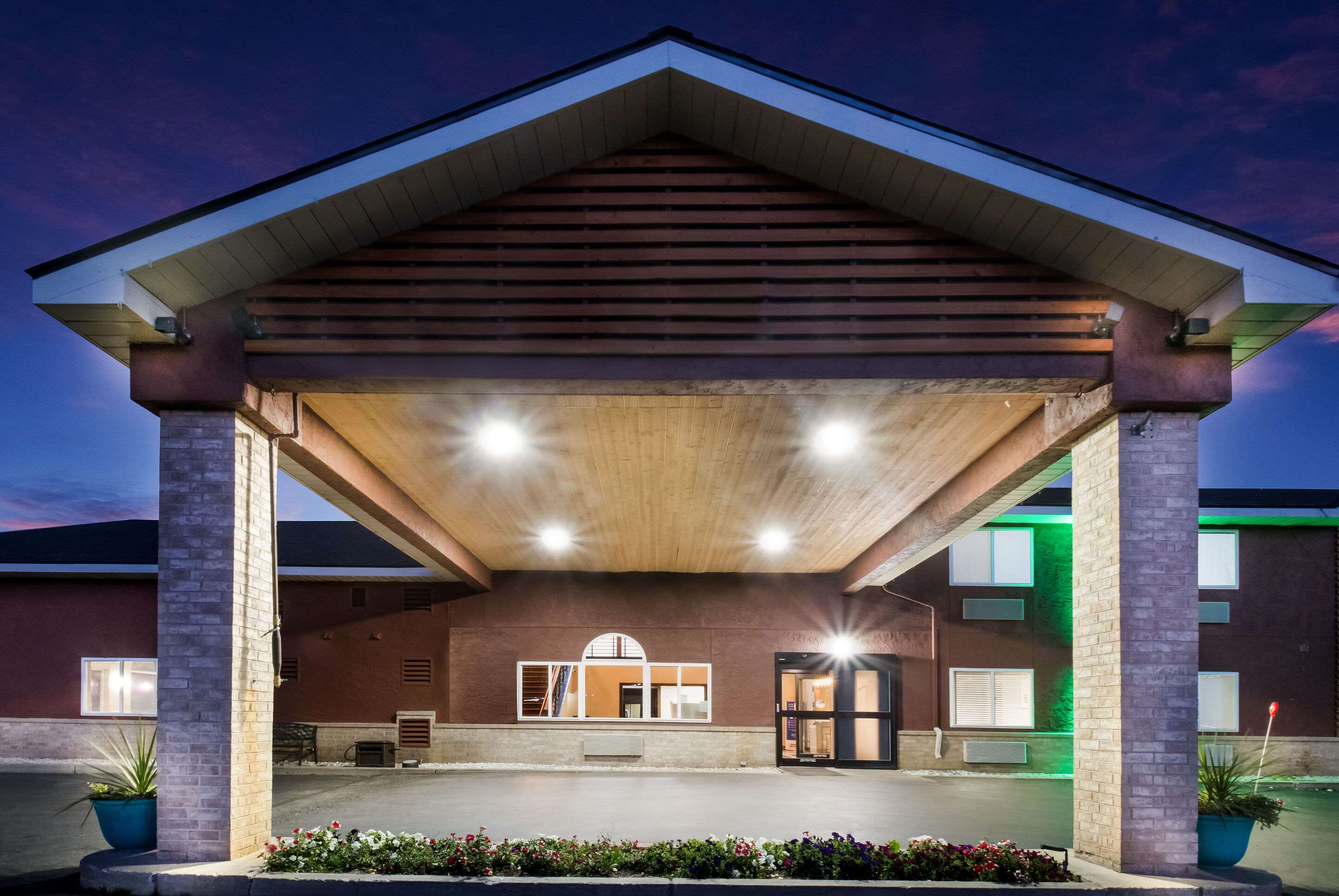 Hotel entrance | Quality Inn & Suites