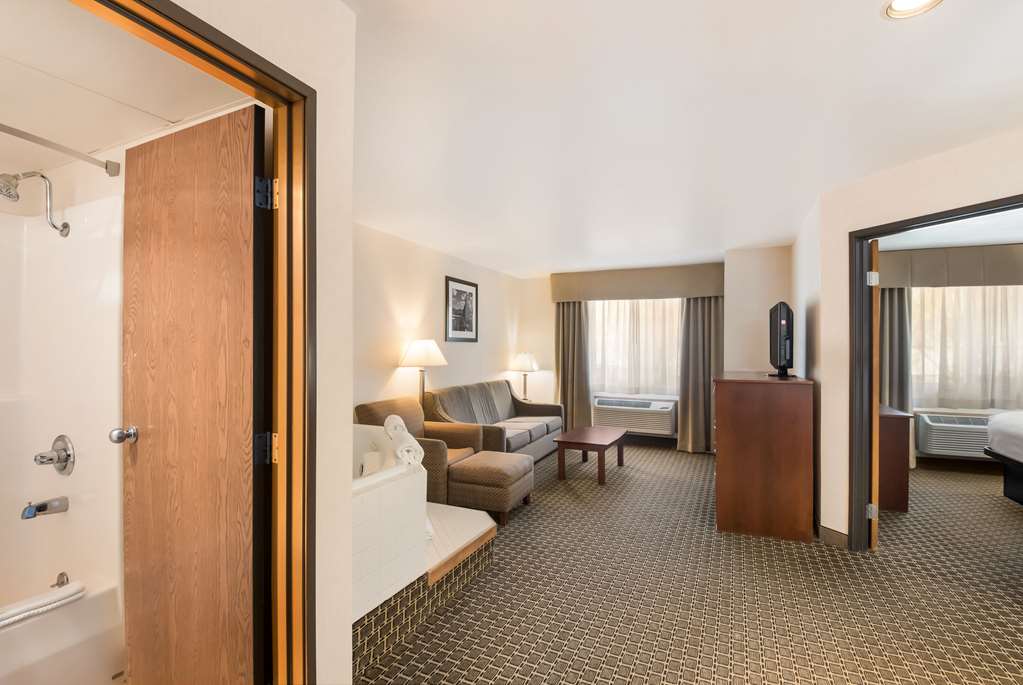 QUALITY INN AND SUITES STEAMBOAT SP-guestroom-Guest Room,Suite,On-Site.jpg