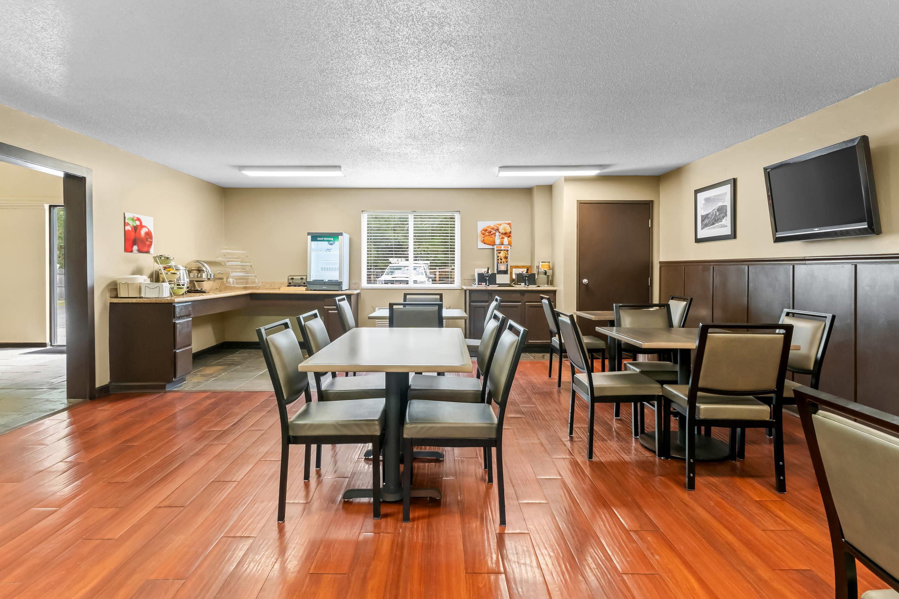 Breakfast area | Quality Inn & Suites Steamboat Springs