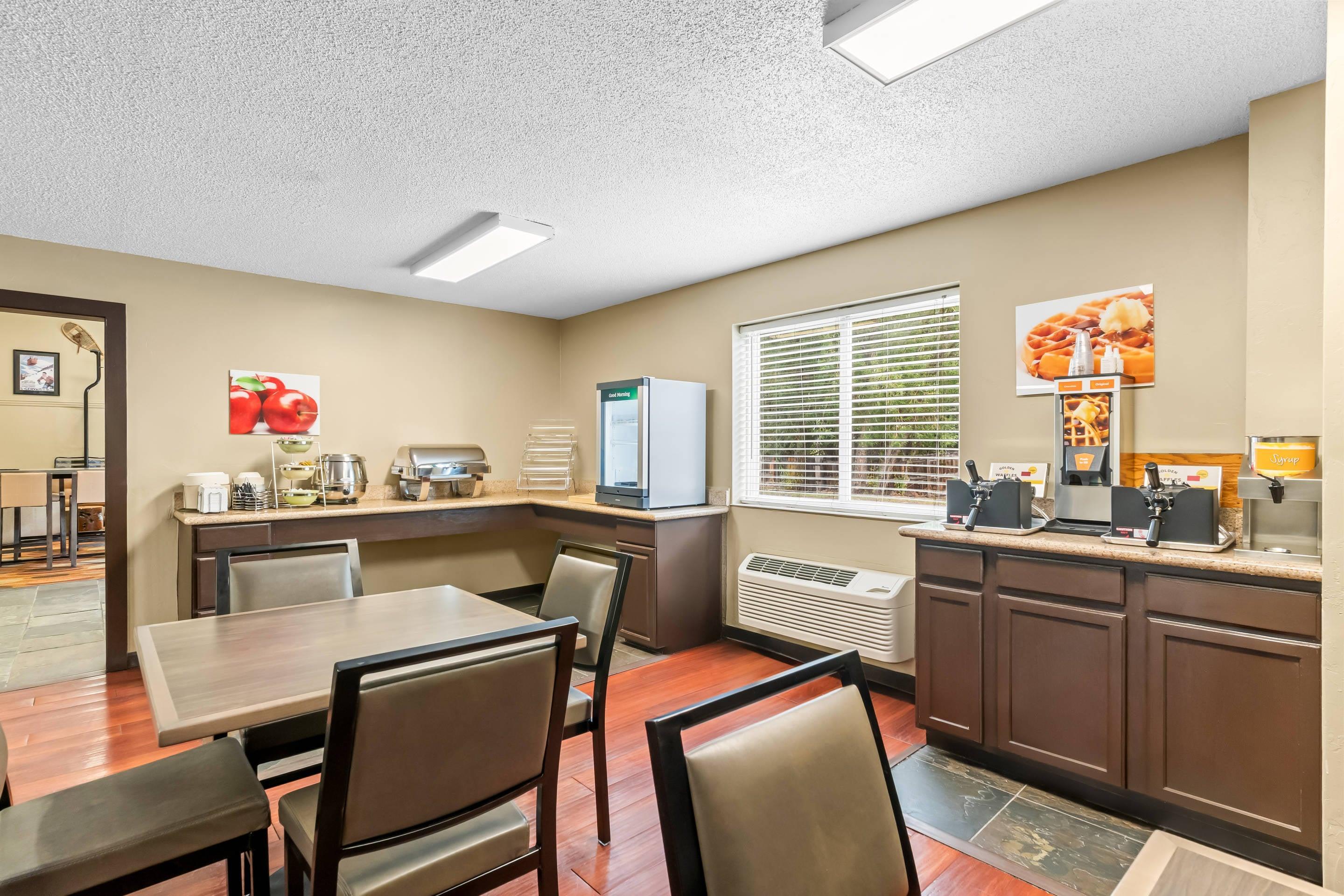 Breakfast area | Quality Inn & Suites Steamboat Springs