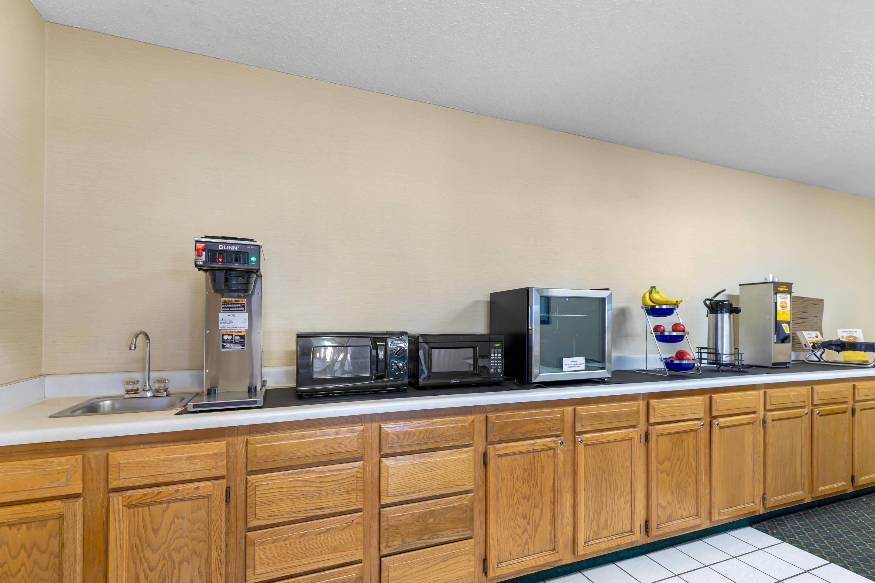 Breakfast area | Econo Lodge