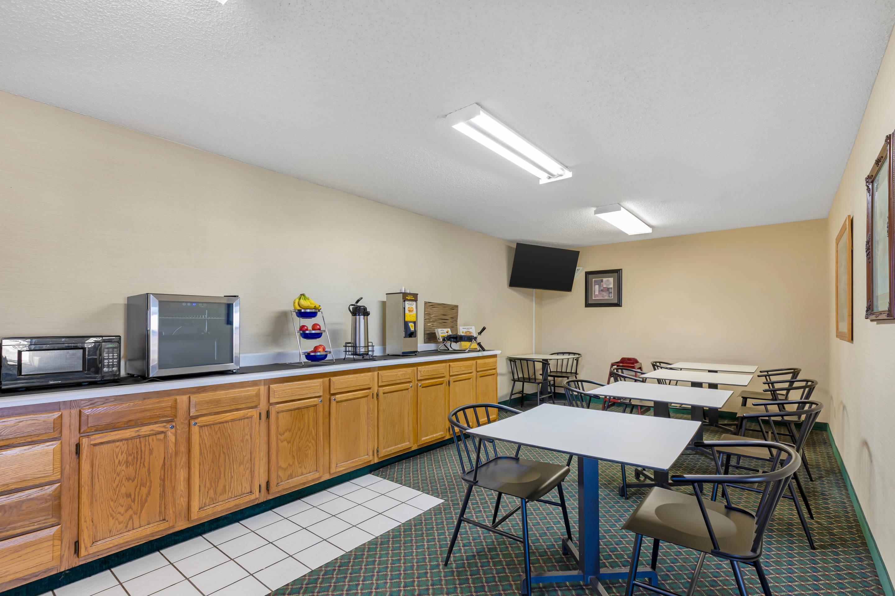 Breakfast area | Econo Lodge
