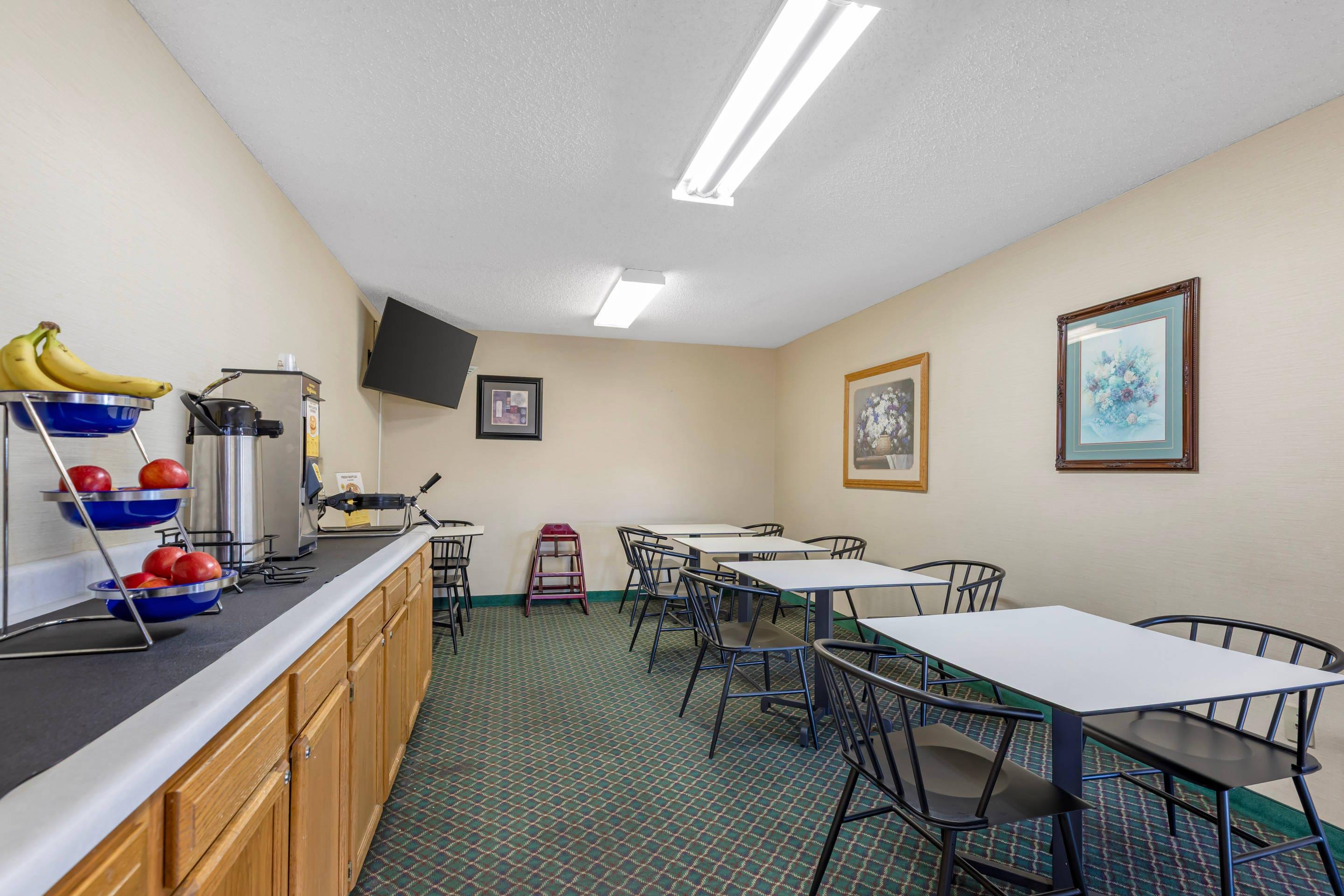 Breakfast area | Econo Lodge