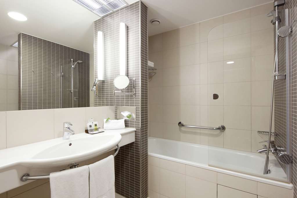 CLARION CONGRESS HOTEL PRAGUE-guestroom-Guest Room,Bathroom,On-Site.jpg