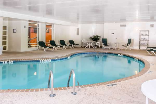 Pool - Comfort Suites Norwich