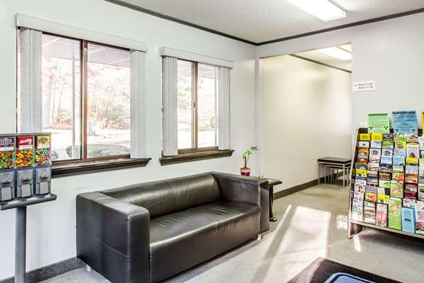  - Rodeway Inn Groton - I-95, Exit 87