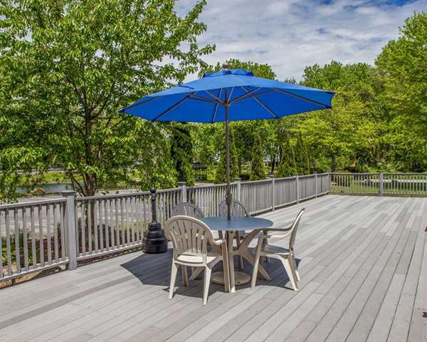 Pool - Econo Lodge Inn & Suites Old Saybrook - I-95, Exit 66