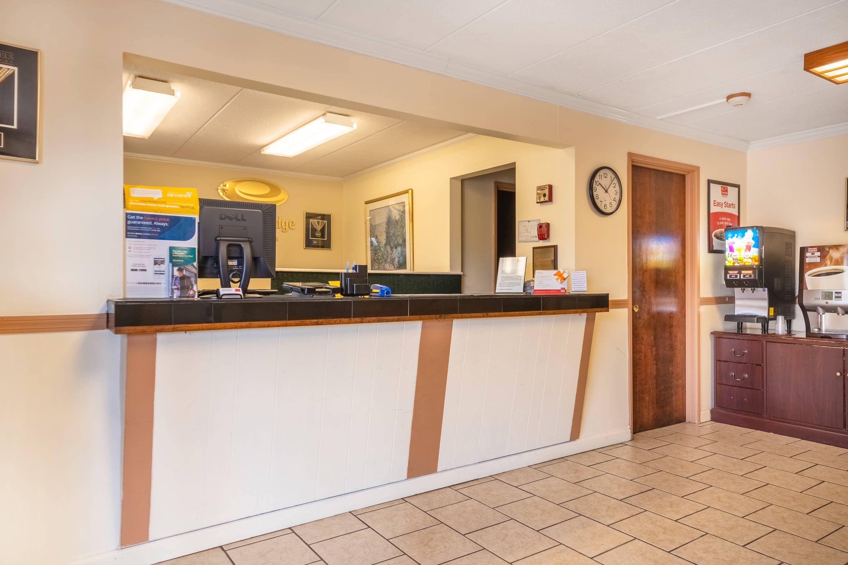 Hotel lobby | Econo Lodge Inn & Suites Airport
