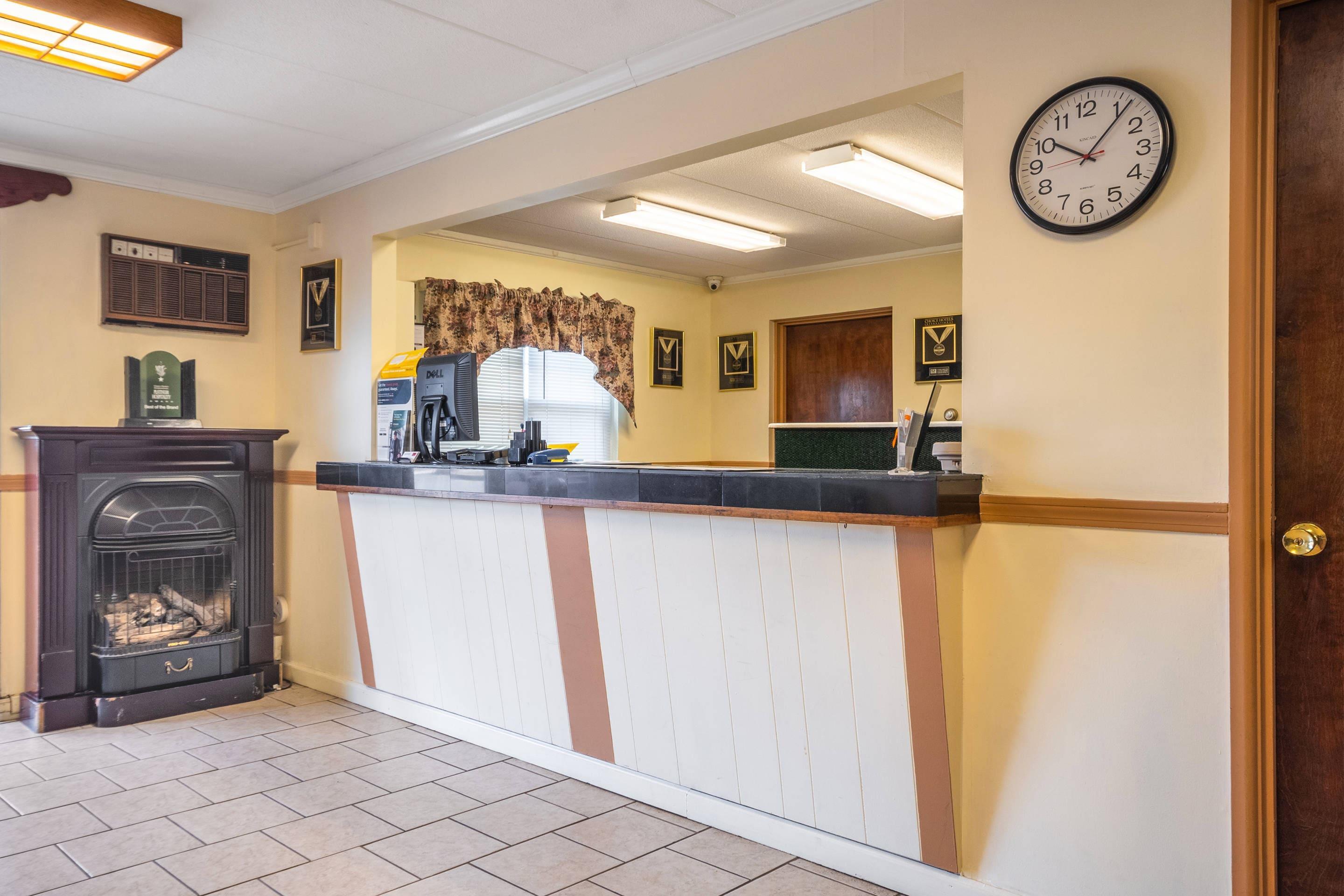 Hotel lobby | Econo Lodge Inn & Suites Airport