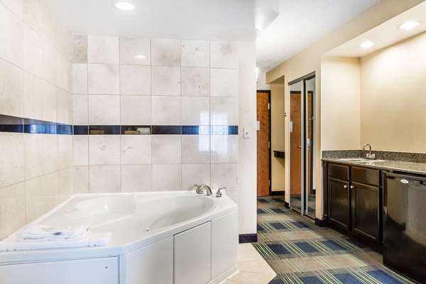 Suite - Comfort Inn & Suites Meriden - I-91, Exit 16