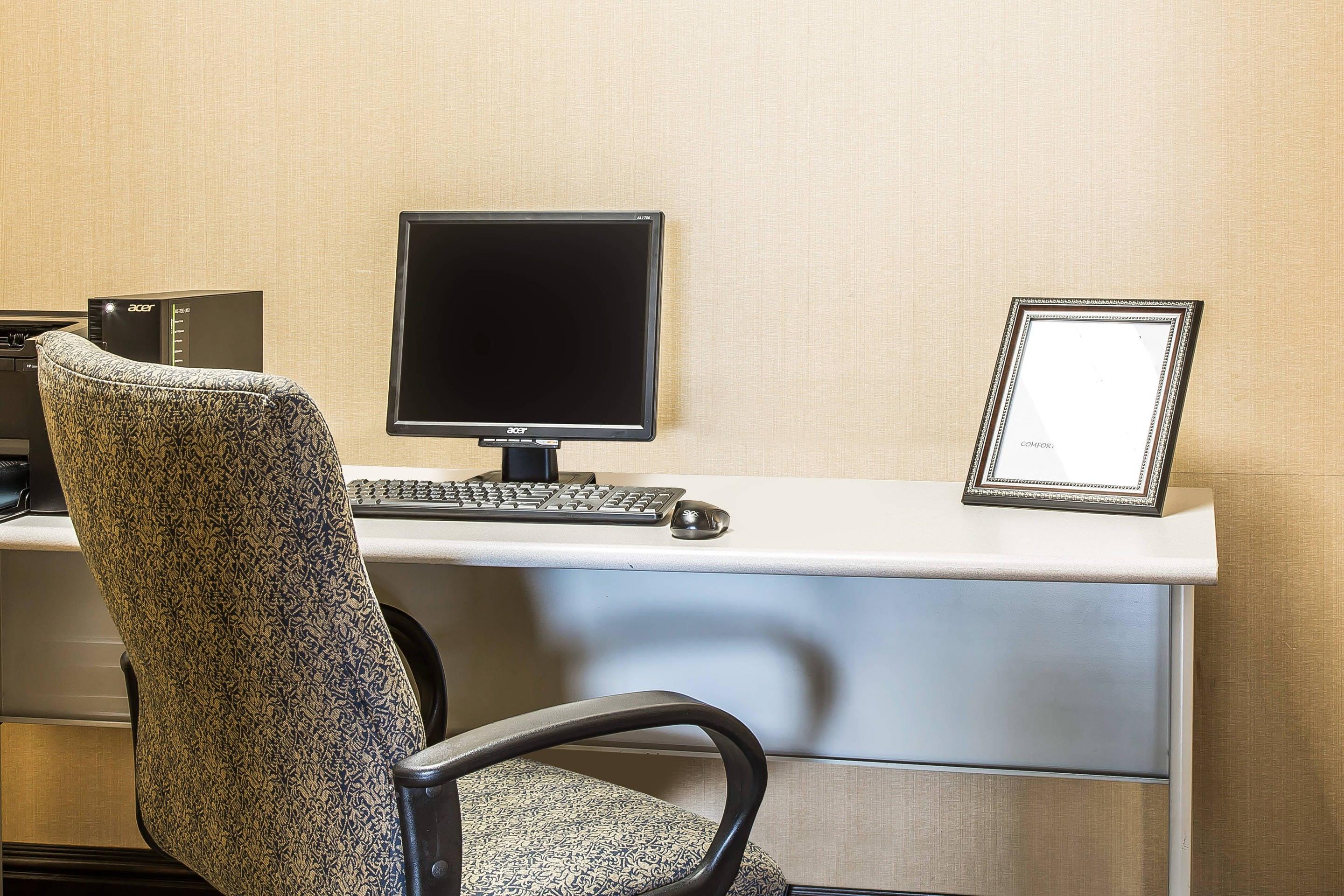 Business center | Comfort Inn & Suites