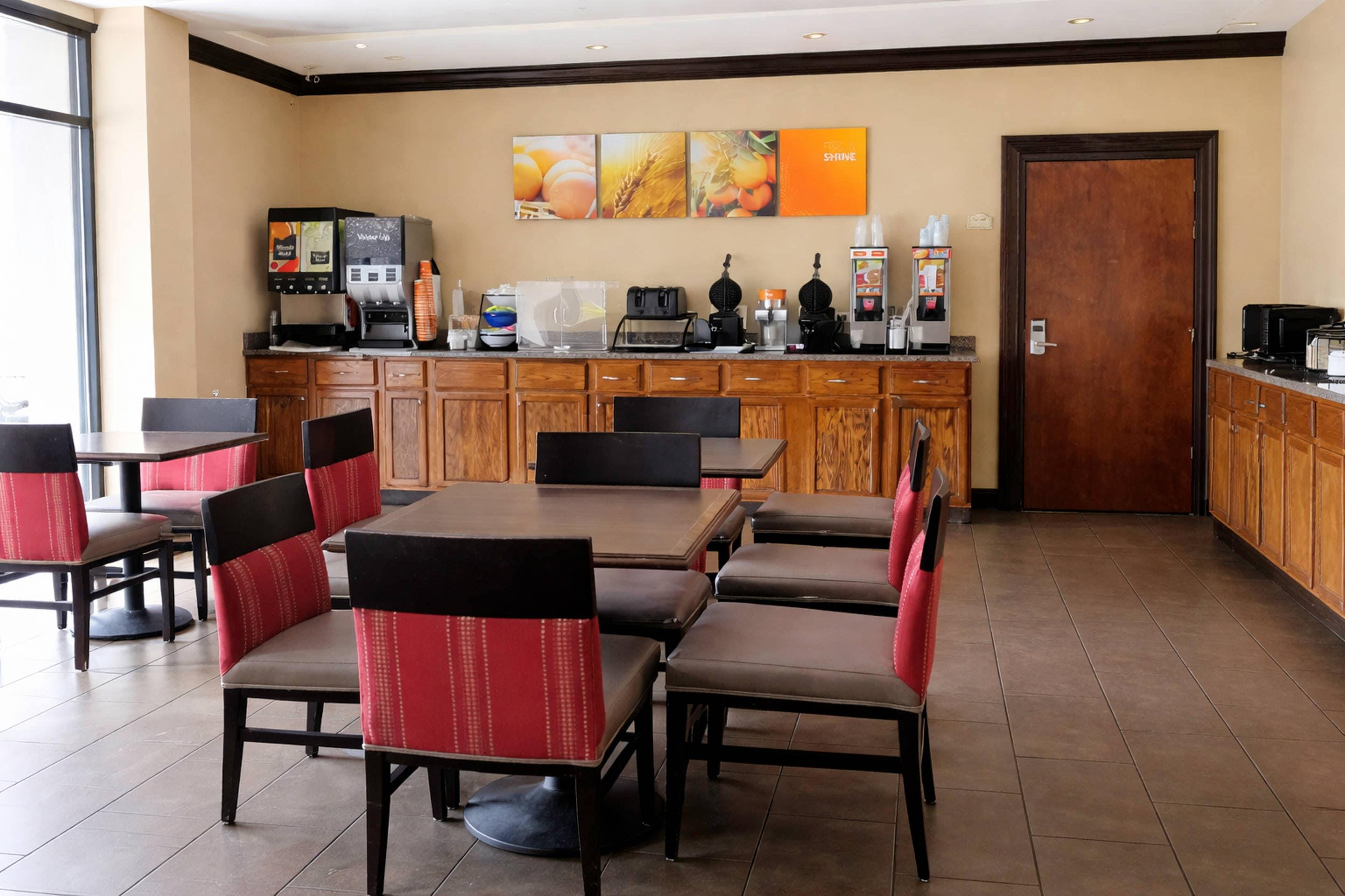 Enjoy breakfast in this seating area | Comfort Inn & Suites