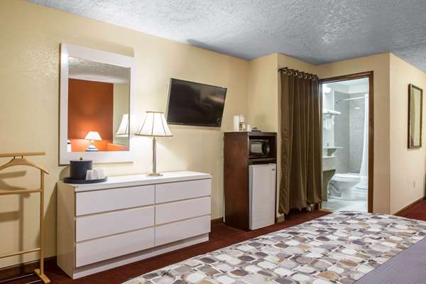 Suite - Rodeway Inn Branford - I-95, Exit 56