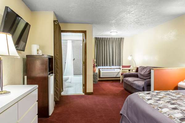 Suite - Rodeway Inn Branford - I-95, Exit 56