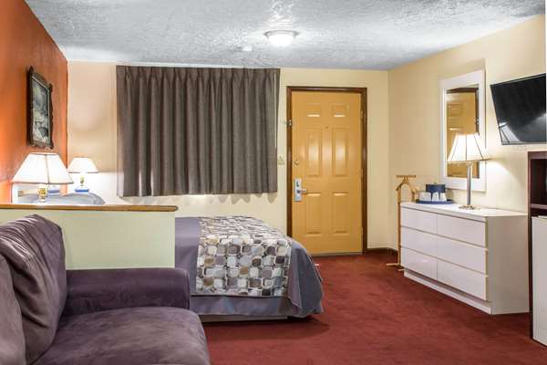 Suite - Rodeway Inn Branford - I-95, Exit 56
