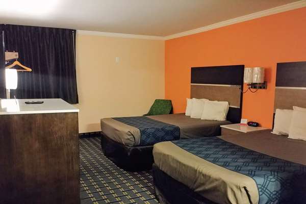  - Econo Lodge Milldale - I-84, Exit 28