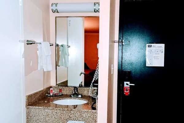  - Econo Lodge Milldale - I-84, Exit 28