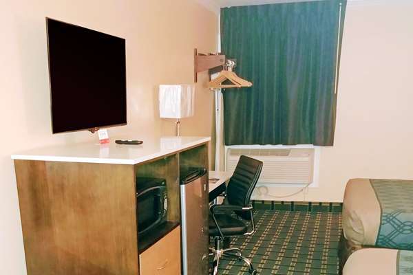  - Econo Lodge Milldale - I-84, Exit 28