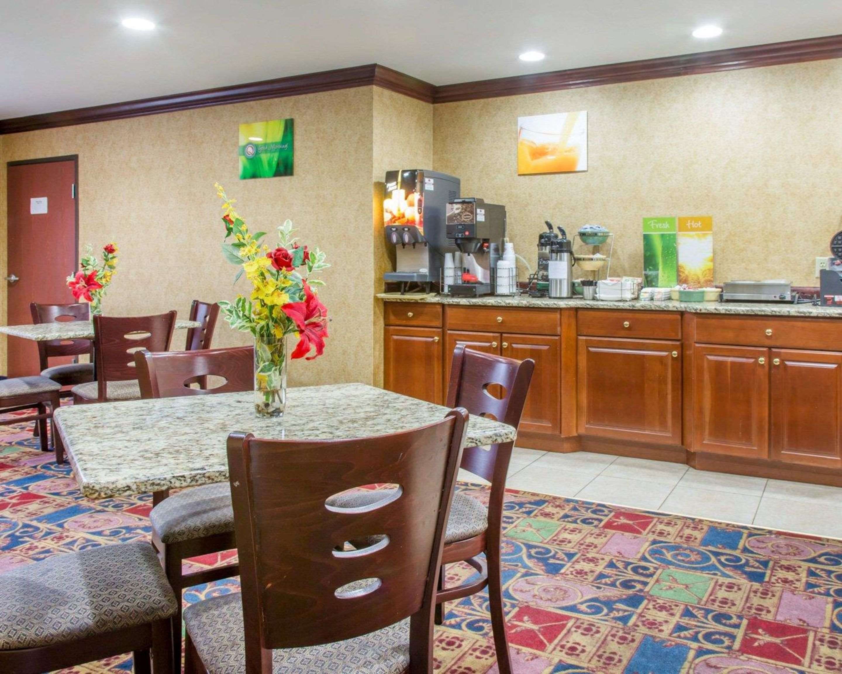 Enjoy breakfast in this seating area | Quality Inn & Suites