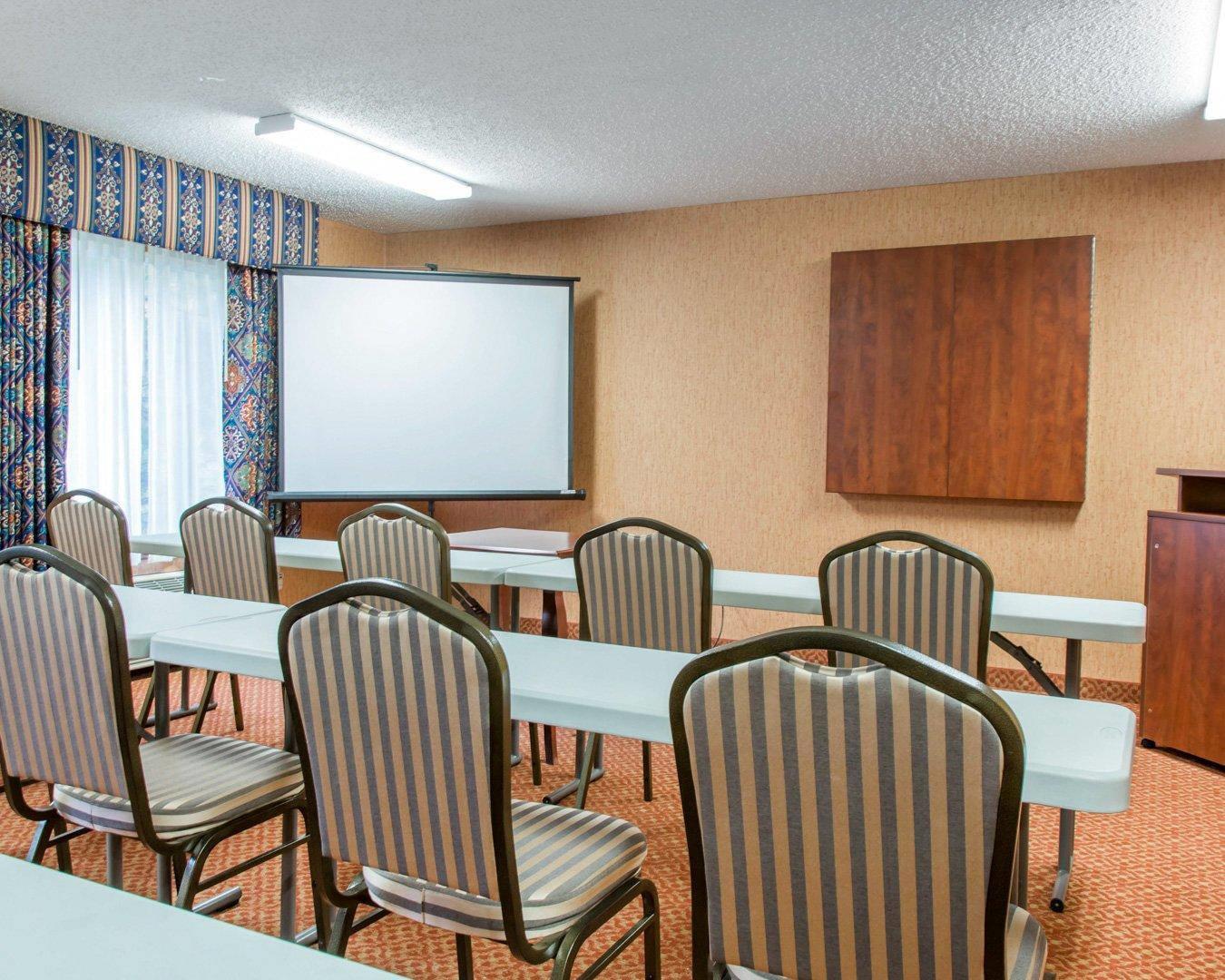 Banquetmeeting room with audiovisual equipment | Quality Inn & Suites