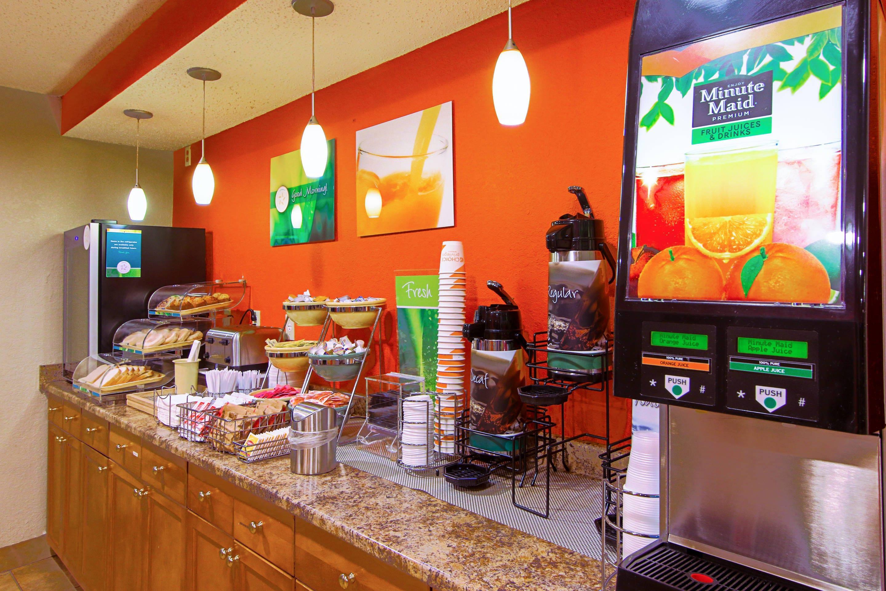 Breakfast area | Quality Inn Plainfield I-395