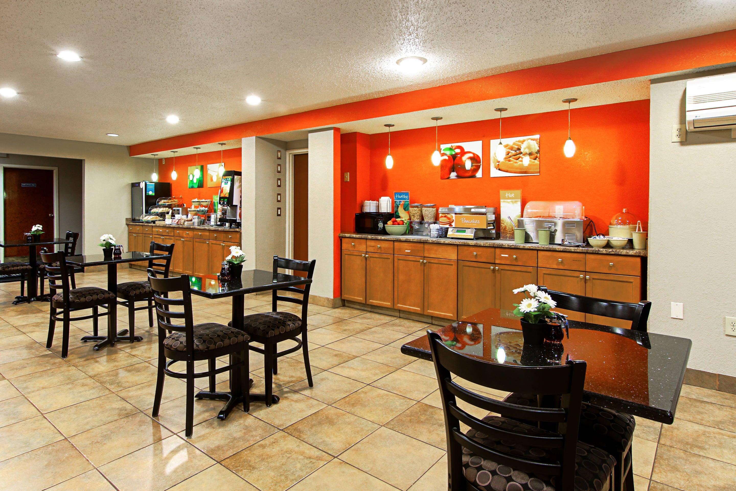 Breakfast area | Quality Inn Plainfield I-395