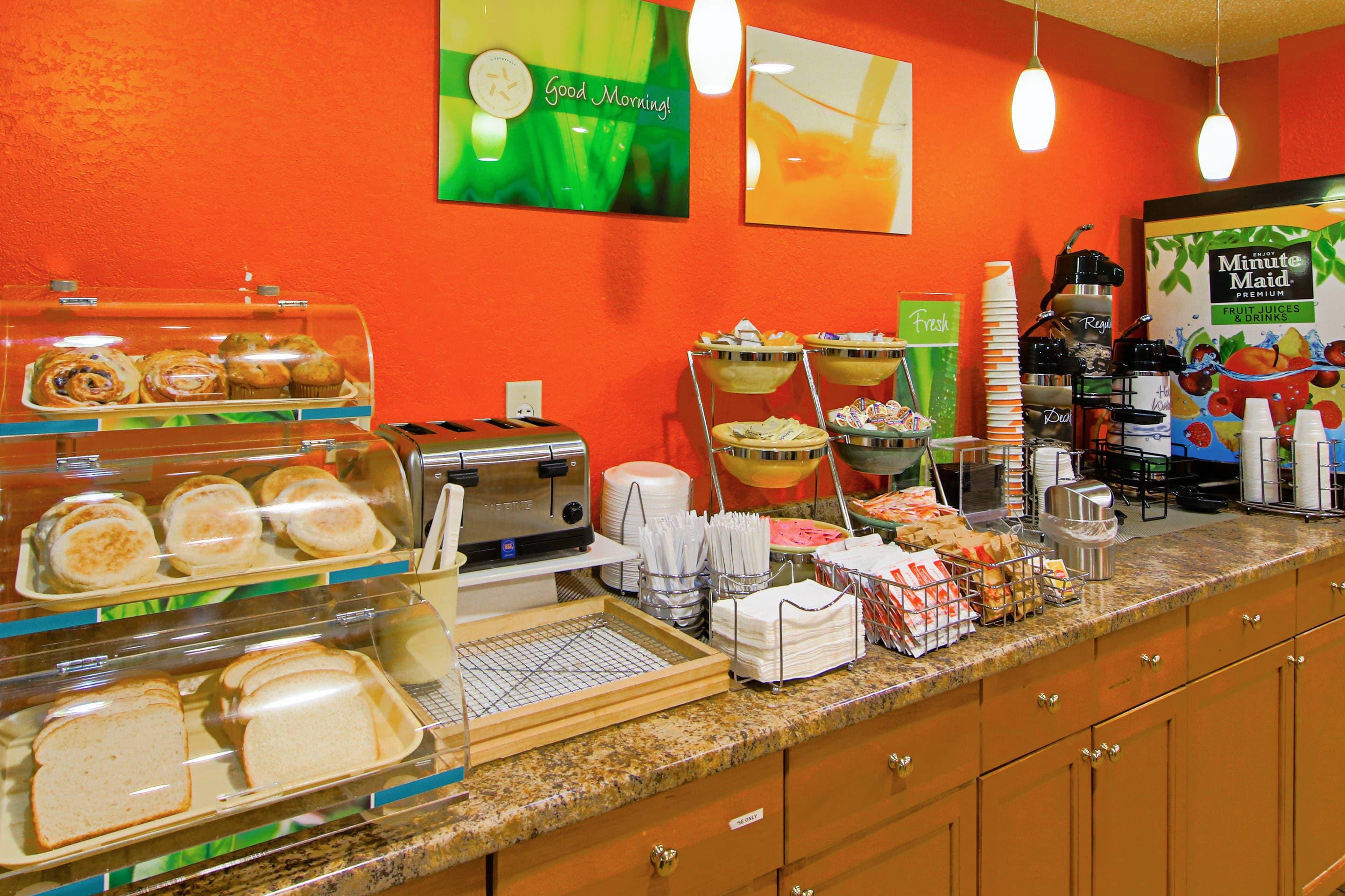 Breakfast area | Quality Inn Plainfield I-395