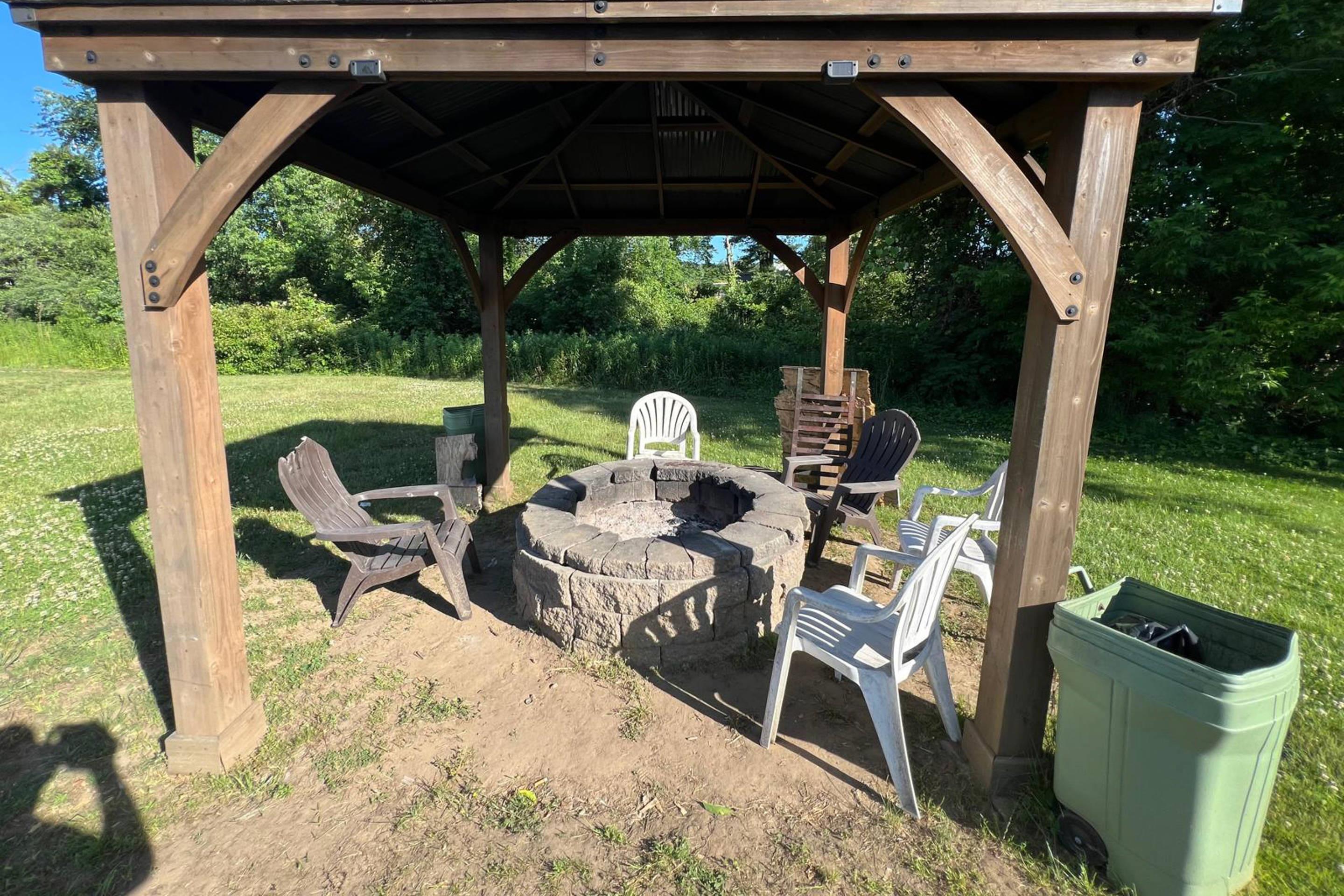 Outdoor firepit | Quality Inn Plainfield I-395