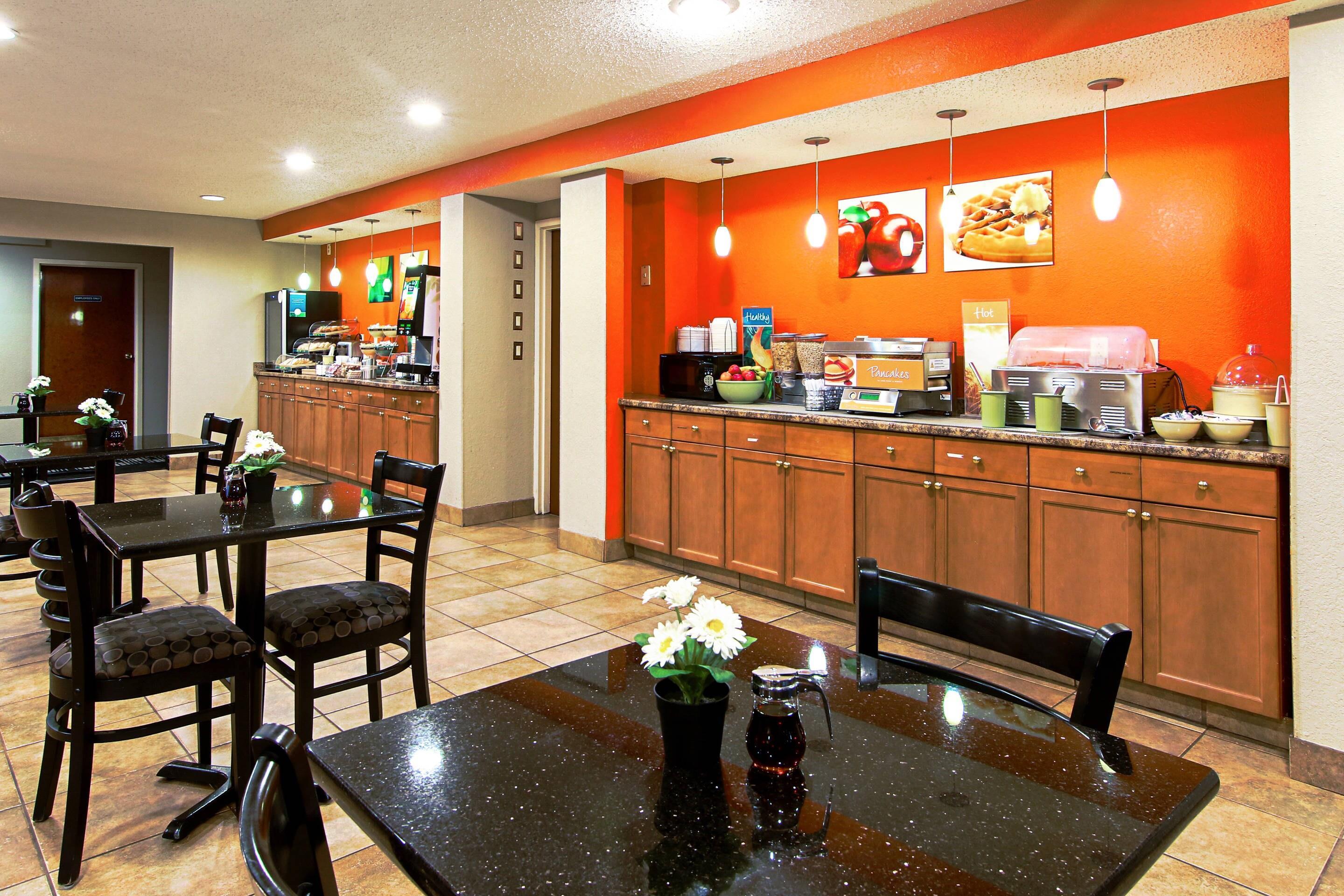 Breakfast area | Quality Inn Plainfield I-395