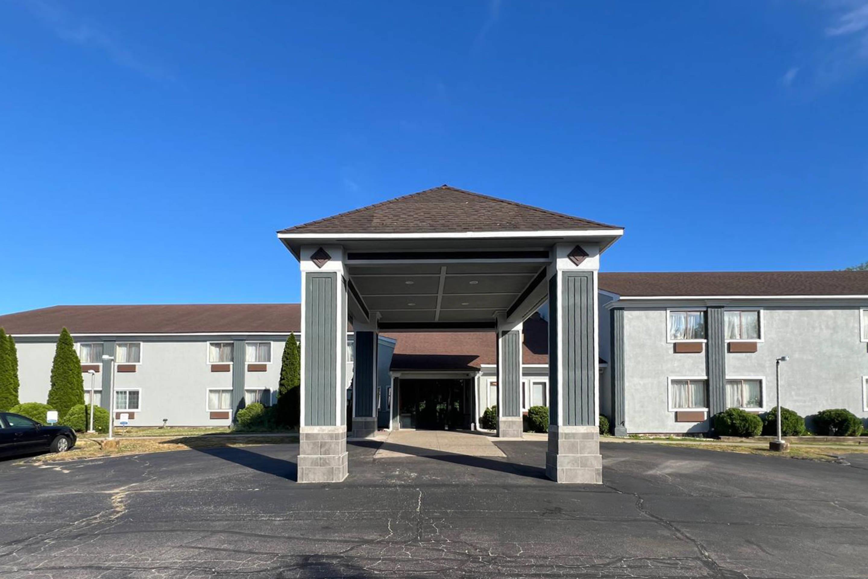 Hotel Entrance | Quality Inn Plainfield I-395