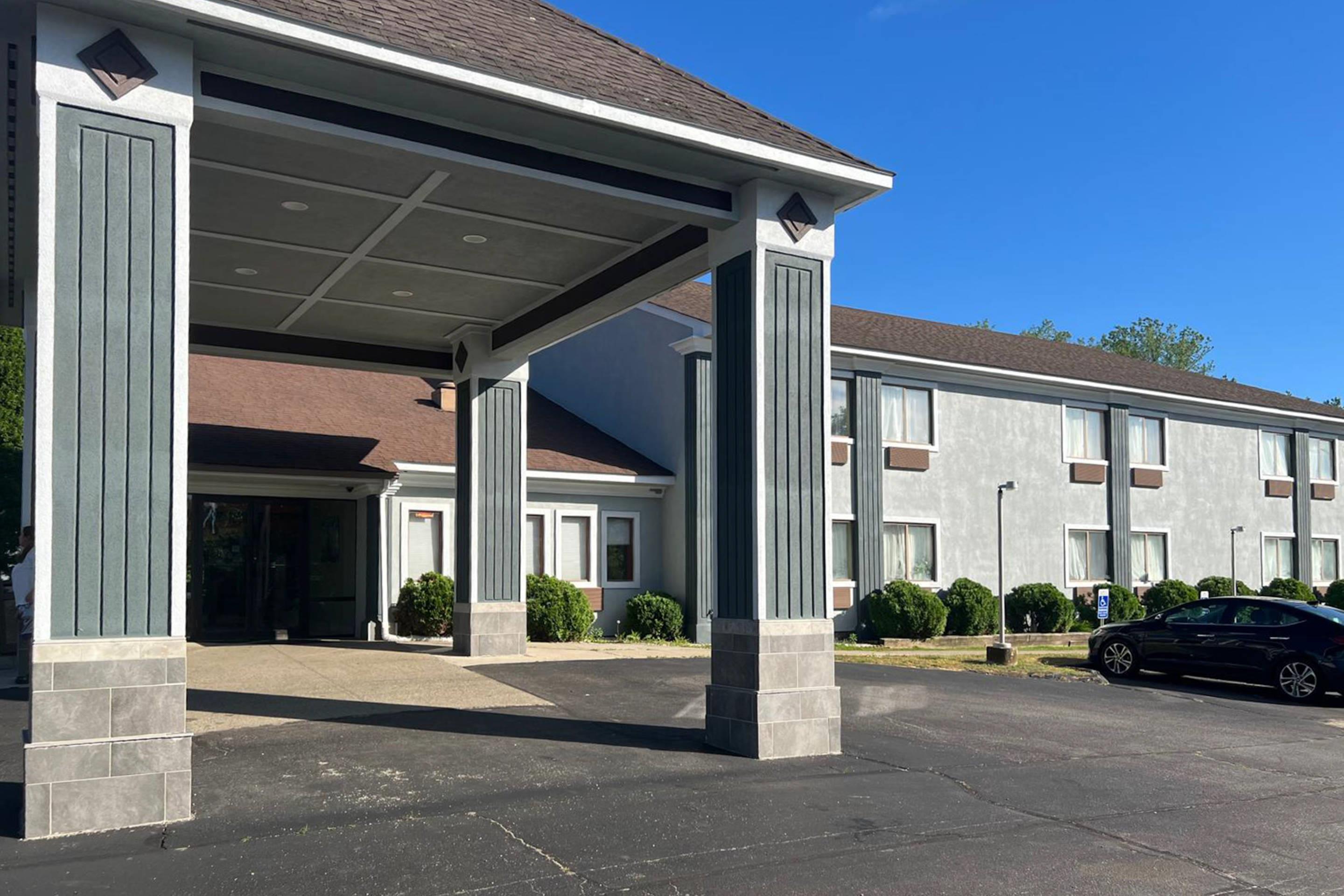 Hotel Entrance | Quality Inn Plainfield I-395