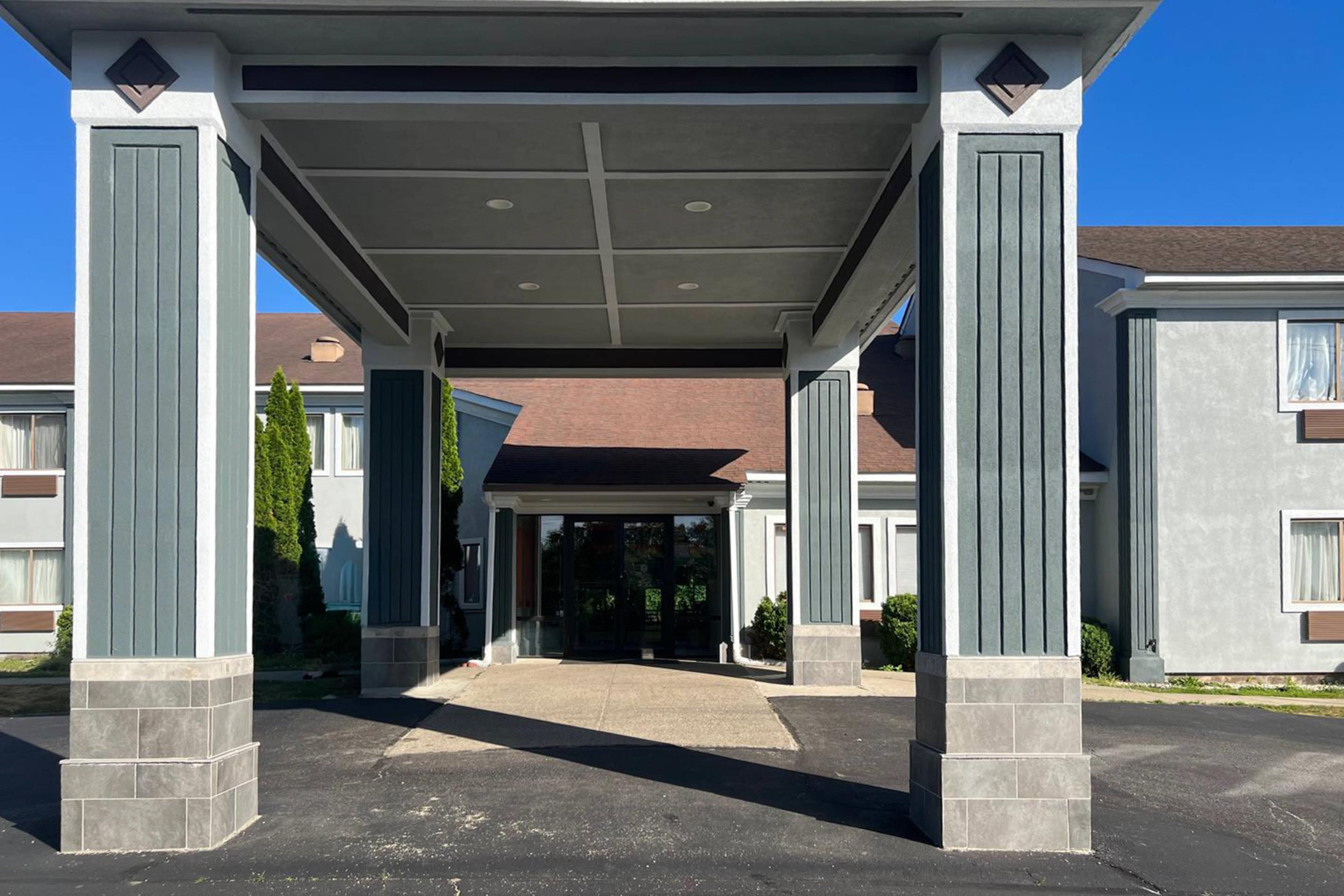 Hotel Entrance | Quality Inn Plainfield I-395
