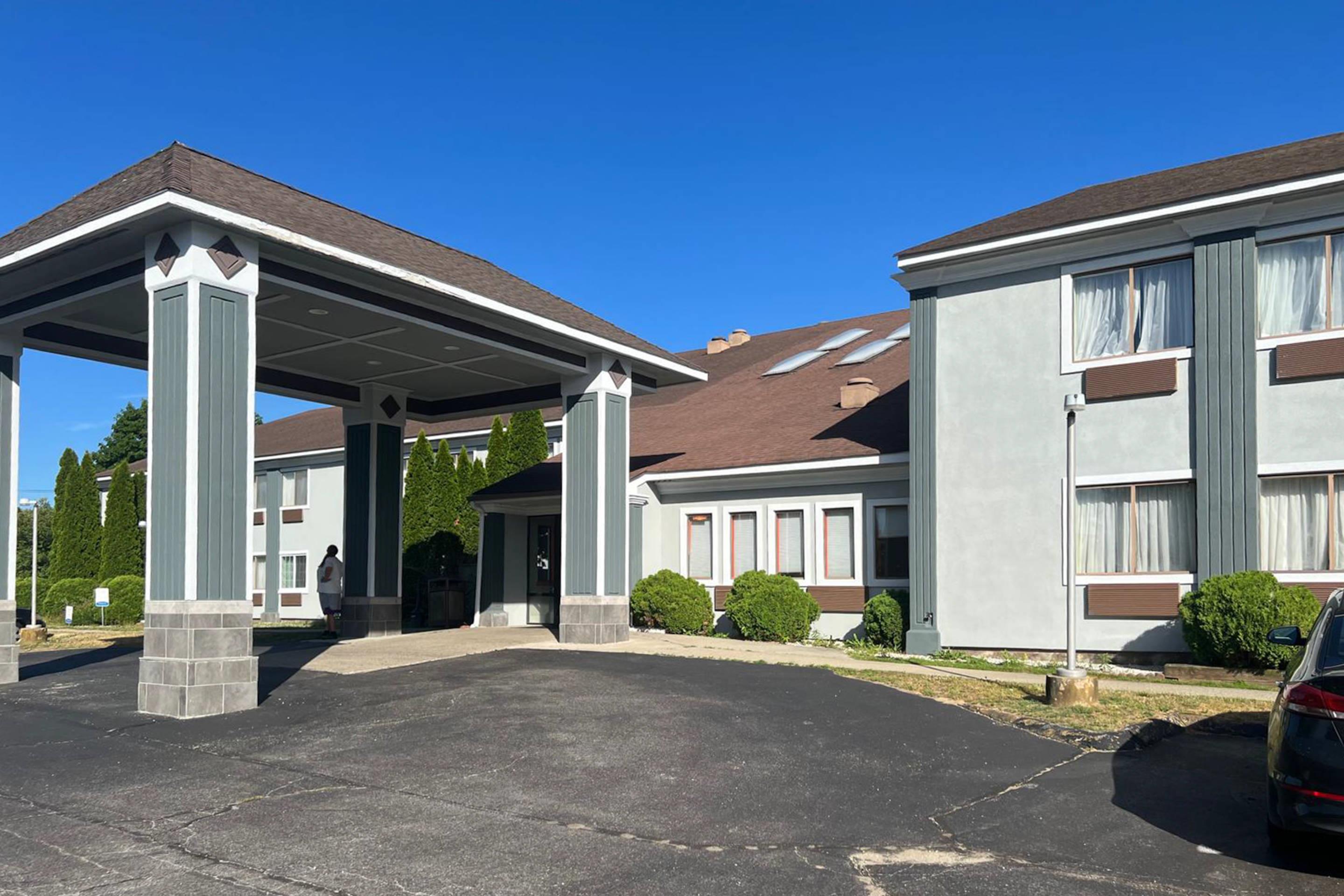 Hotel Entrance | Quality Inn Plainfield I-395